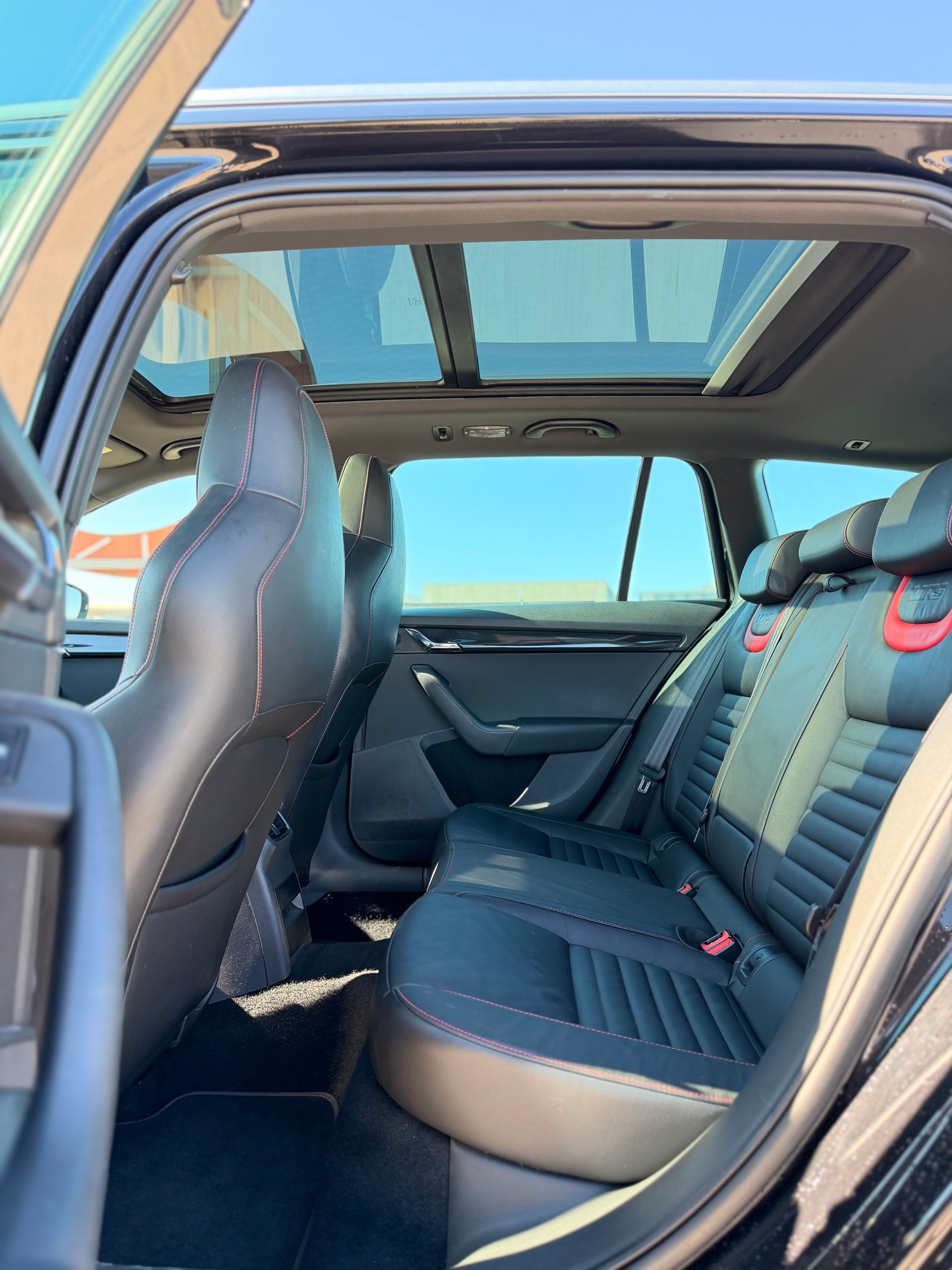 SKODA Octavia Combi 2.0 TSI RS DSG-image-13