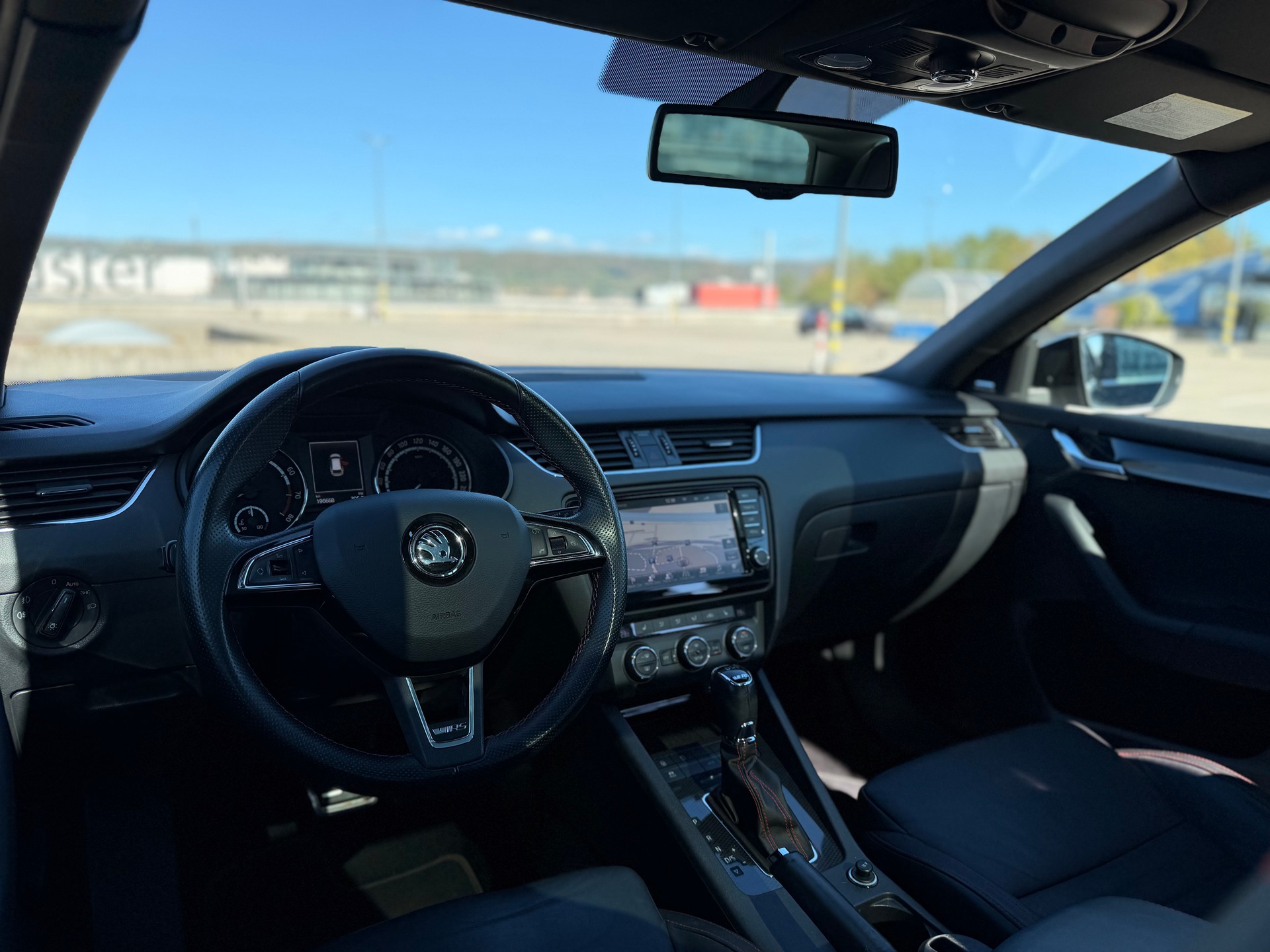SKODA Octavia Combi 2.0 TSI RS DSG-image-9