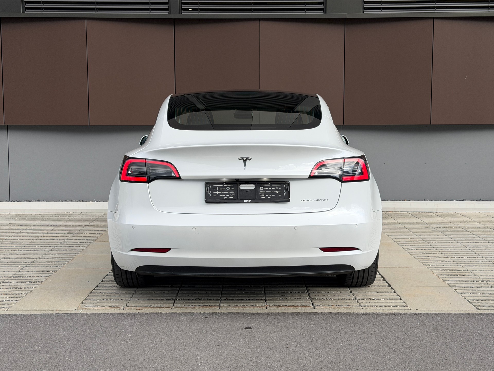 TESLA Model 3 Long Range Dual Motor AWD *Anhängerkupplung* *frisch ab MFK*-image-4