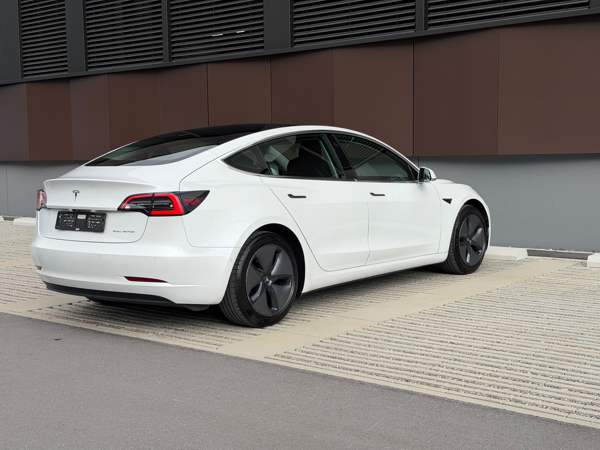 TESLA Model 3 Long Range Dual Motor AWD *Anhängerkupplung* *frisch ab MFK*-image-5