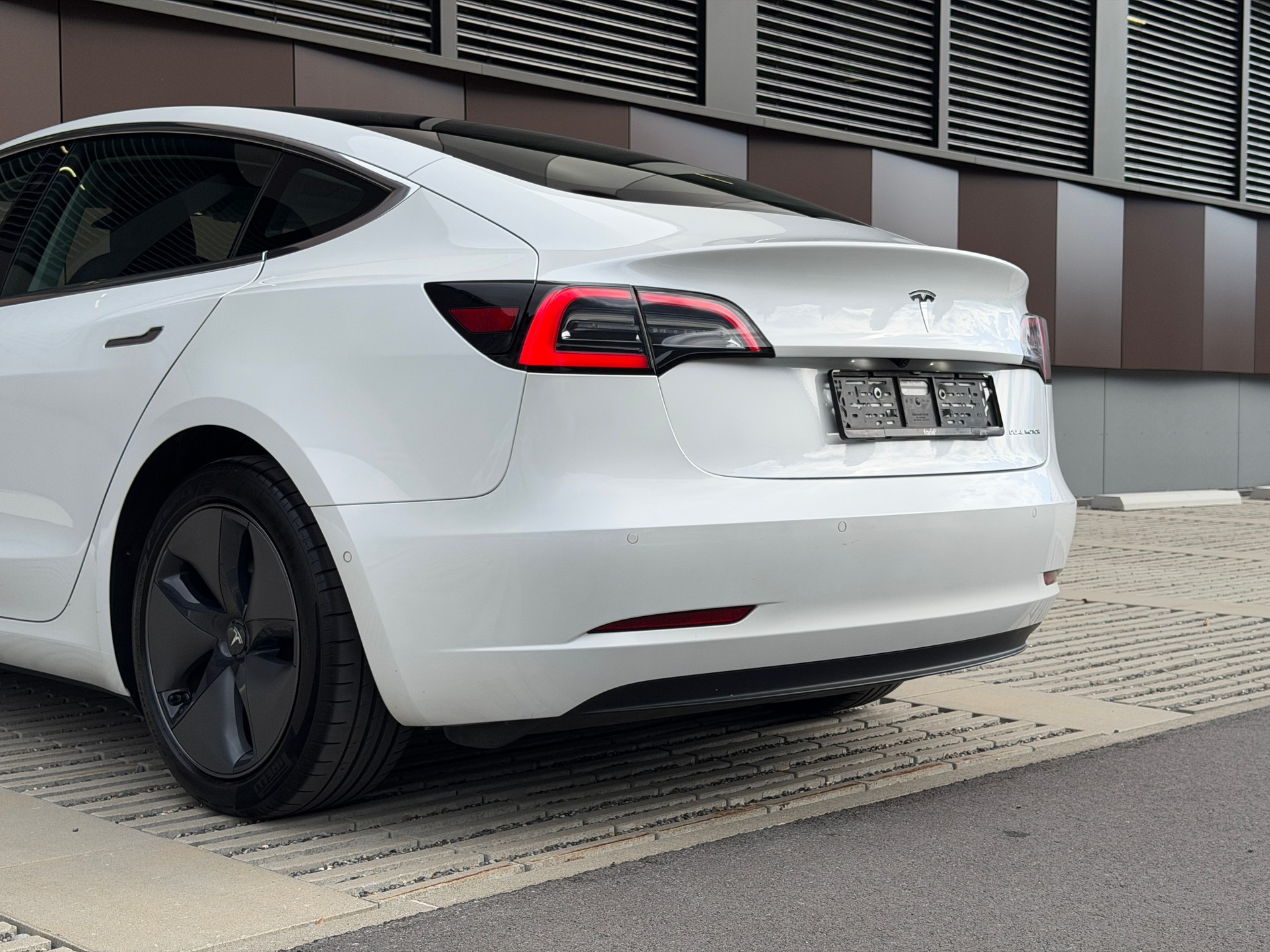 TESLA Model 3 Long Range Dual Motor AWD *Anhängerkupplung* *frisch ab MFK*-image-27