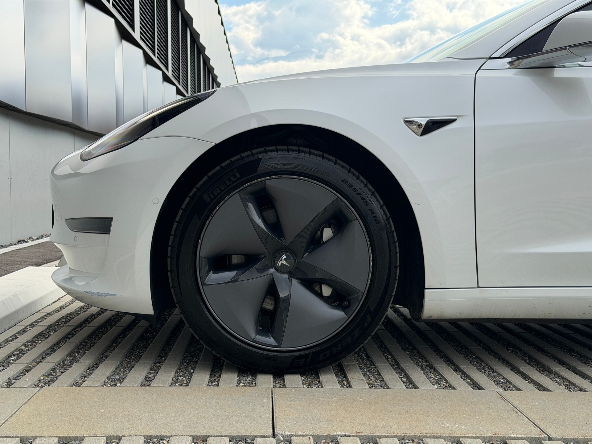 TESLA Model 3 Long Range Dual Motor AWD *Anhängerkupplung* *frisch ab MFK*-image-11