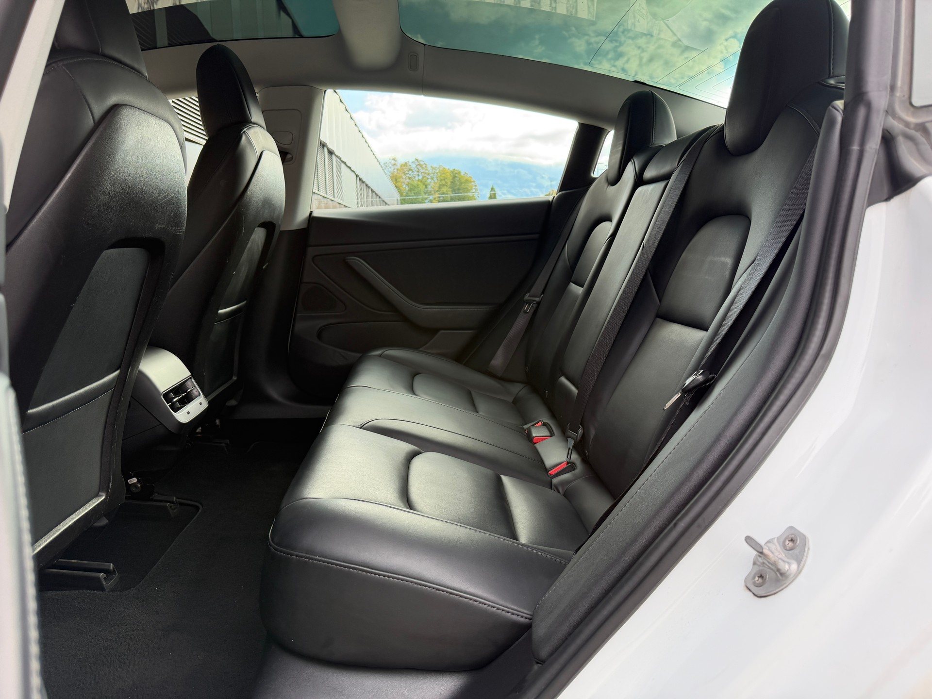 TESLA Model 3 Long Range Dual Motor AWD *Anhängerkupplung* *frisch ab MFK*-image-16