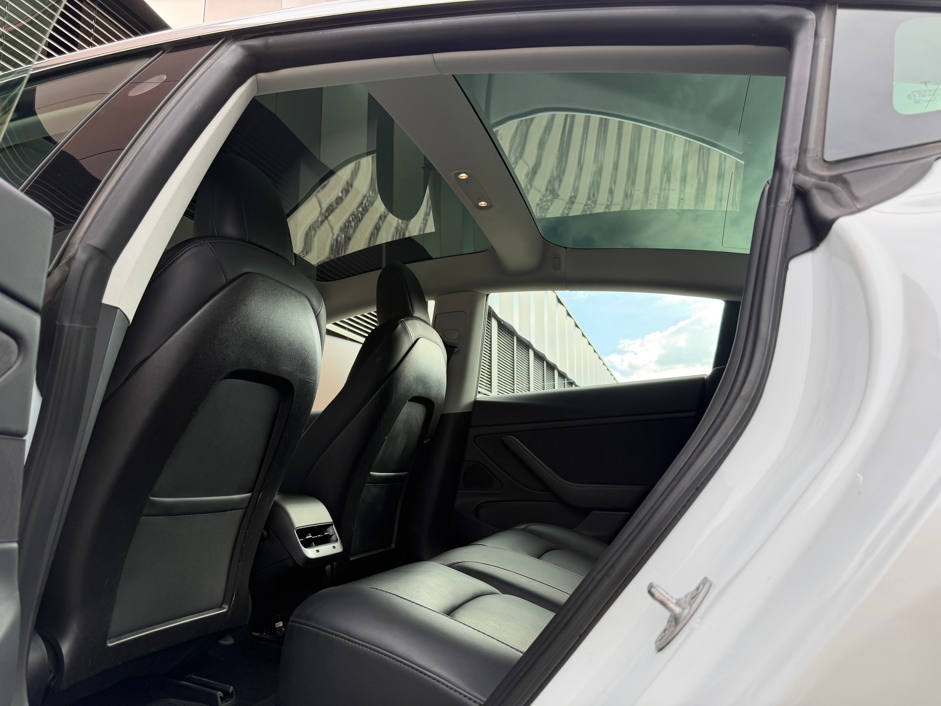 TESLA Model 3 Long Range Dual Motor AWD *Anhängerkupplung* *frisch ab MFK*-image-17