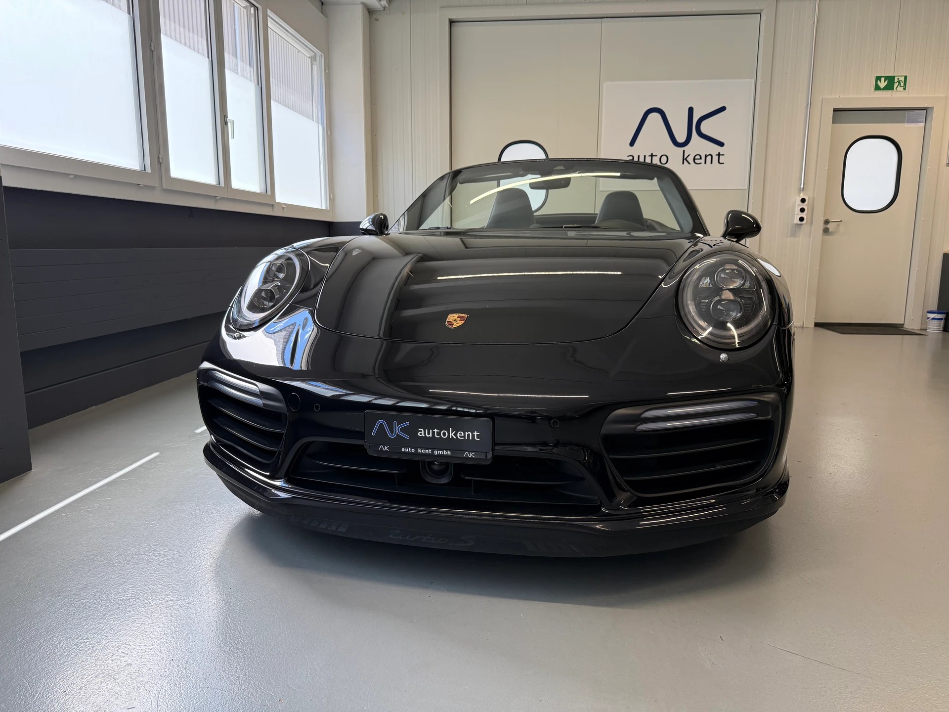 PORSCHE 911 Turbo S Cabrio PDK-image-1