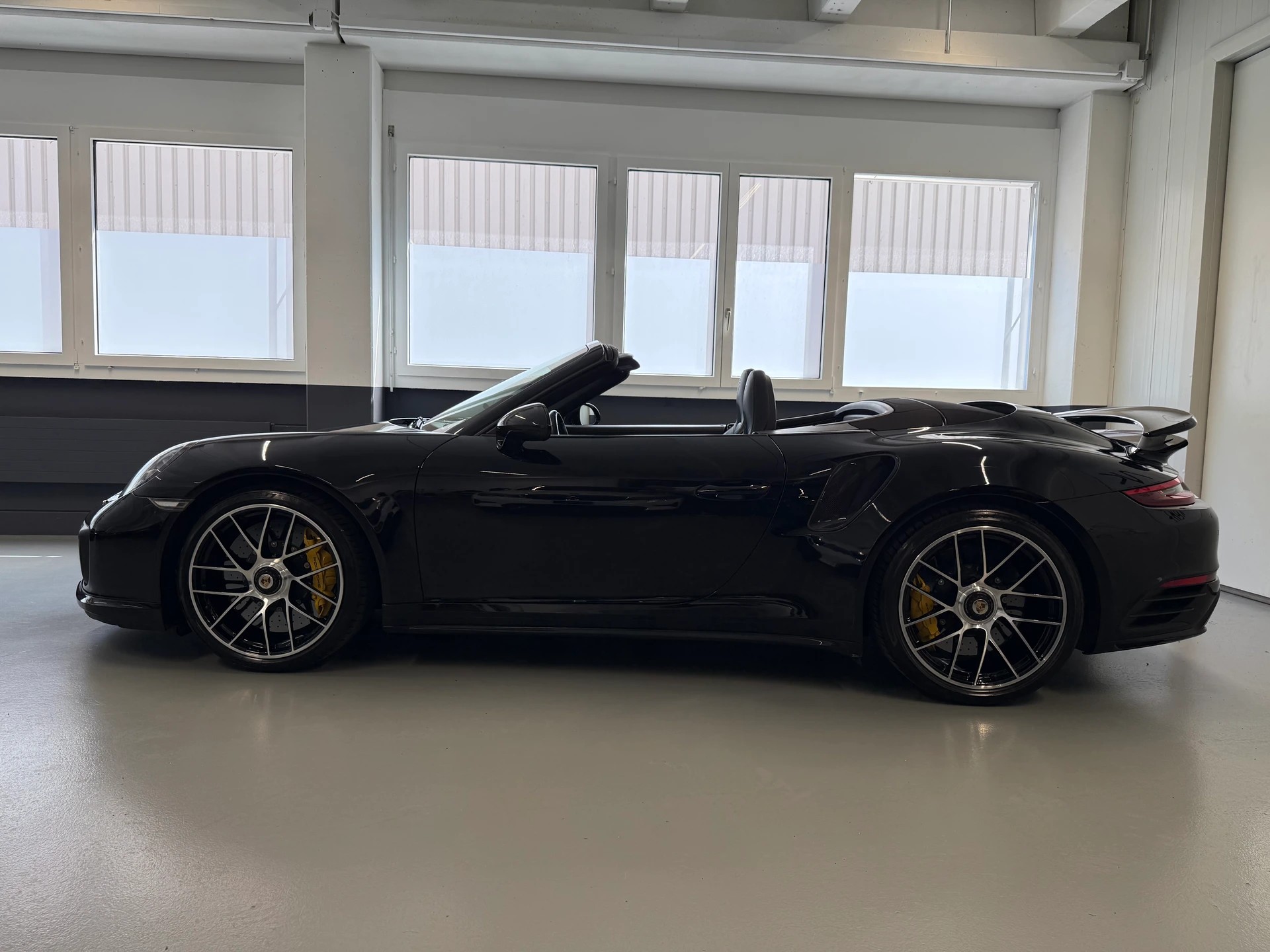 PORSCHE 911 Turbo S Cabrio PDK-image-2