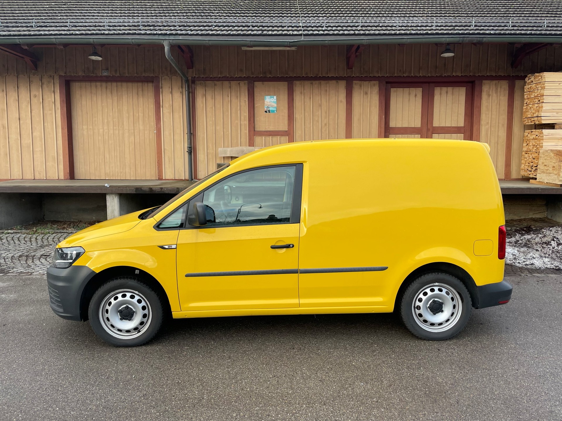 VW Caddy 2.0TDI BlueMotion Technology-image-1