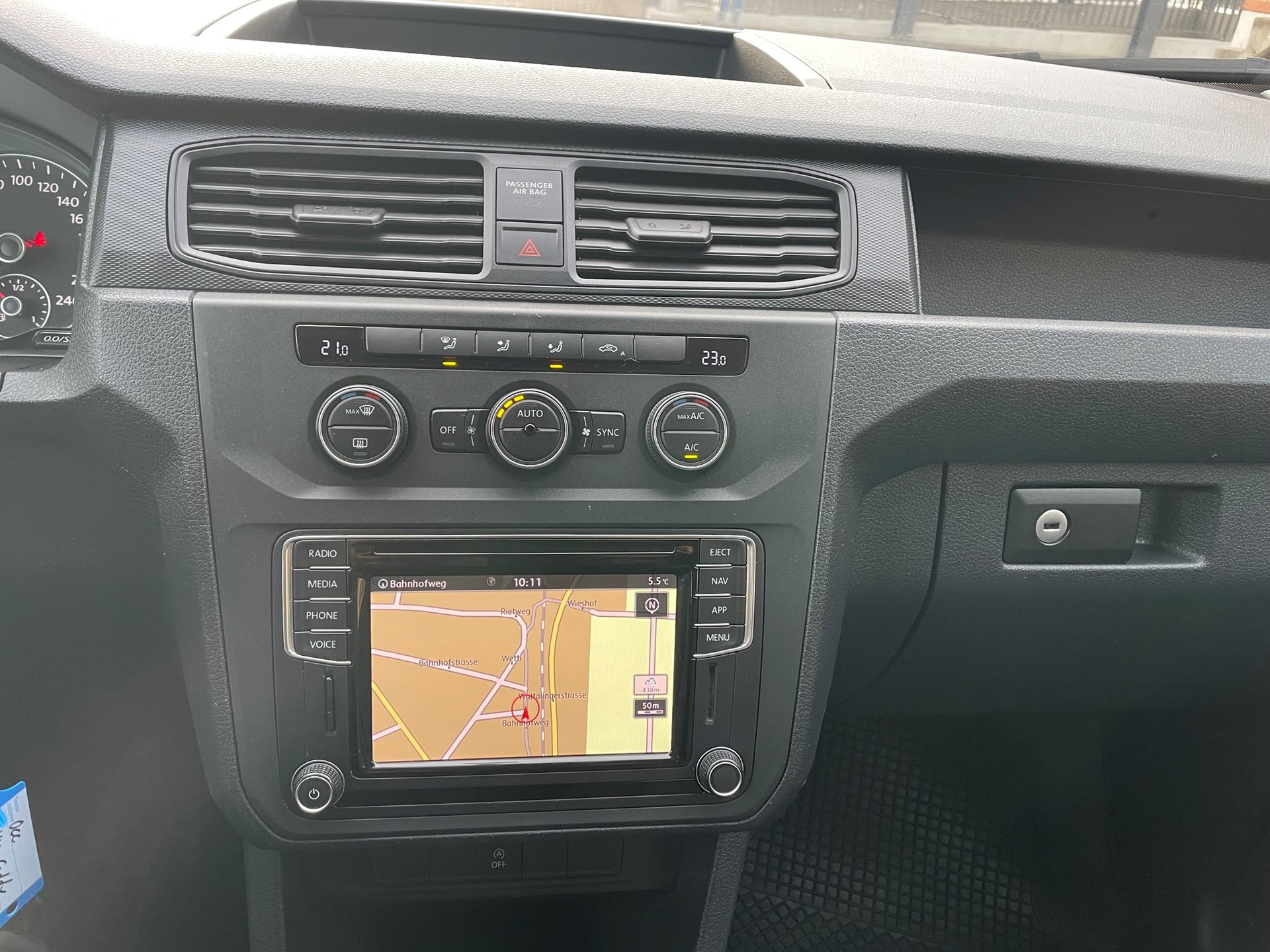 VW Caddy 2.0TDI BlueMotion Technology-image-8
