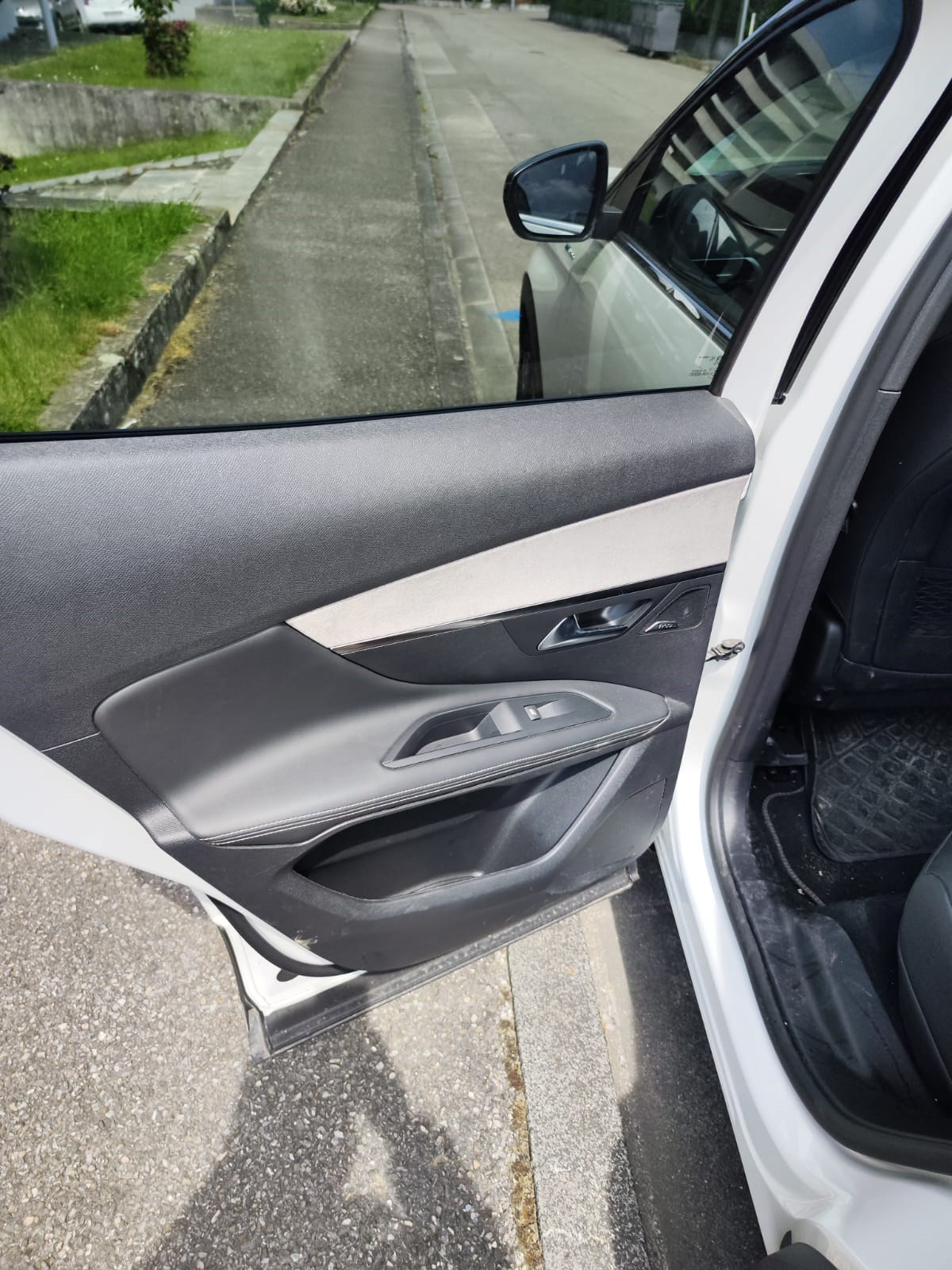 PEUGEOT 3008 300e Hybrid4 GT Pack EAT8-image-11