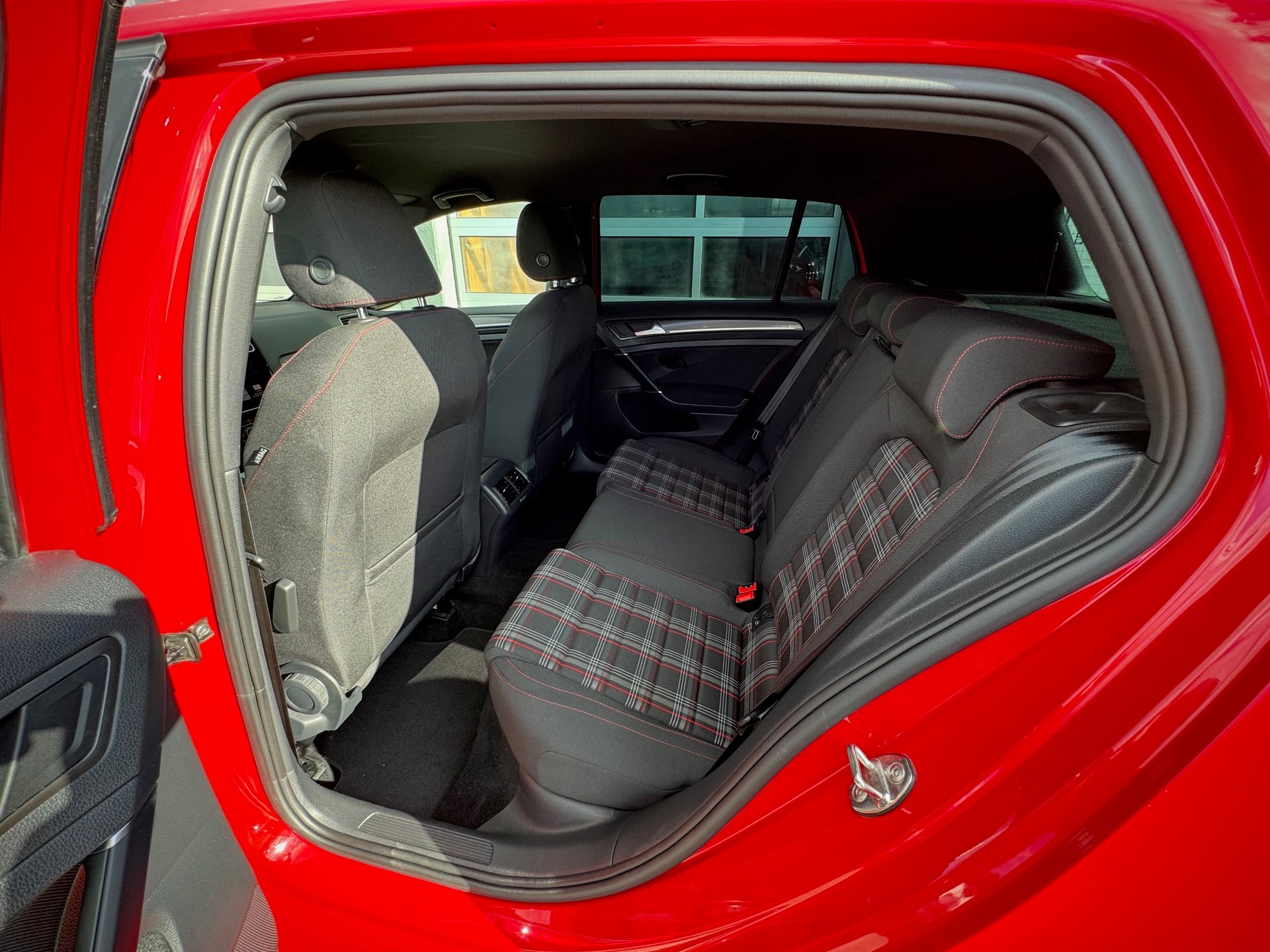 VW Golf 2.0 TSI GTI Performance DSG - Véhicule Suisse (CH)-image-5