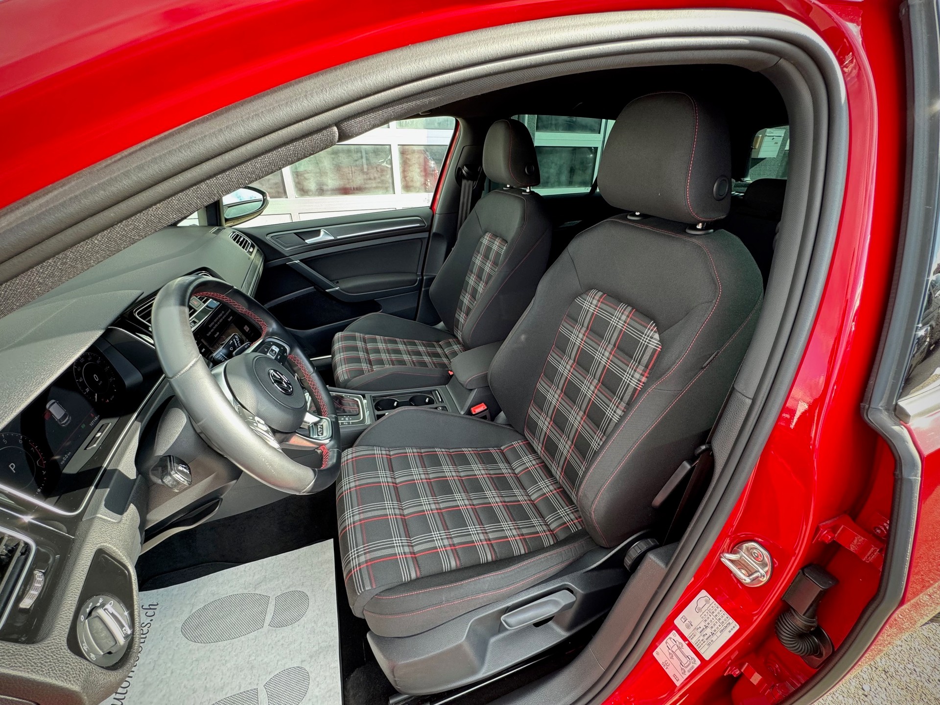VW Golf 2.0 TSI GTI Performance DSG - Véhicule Suisse (CH)-image-4