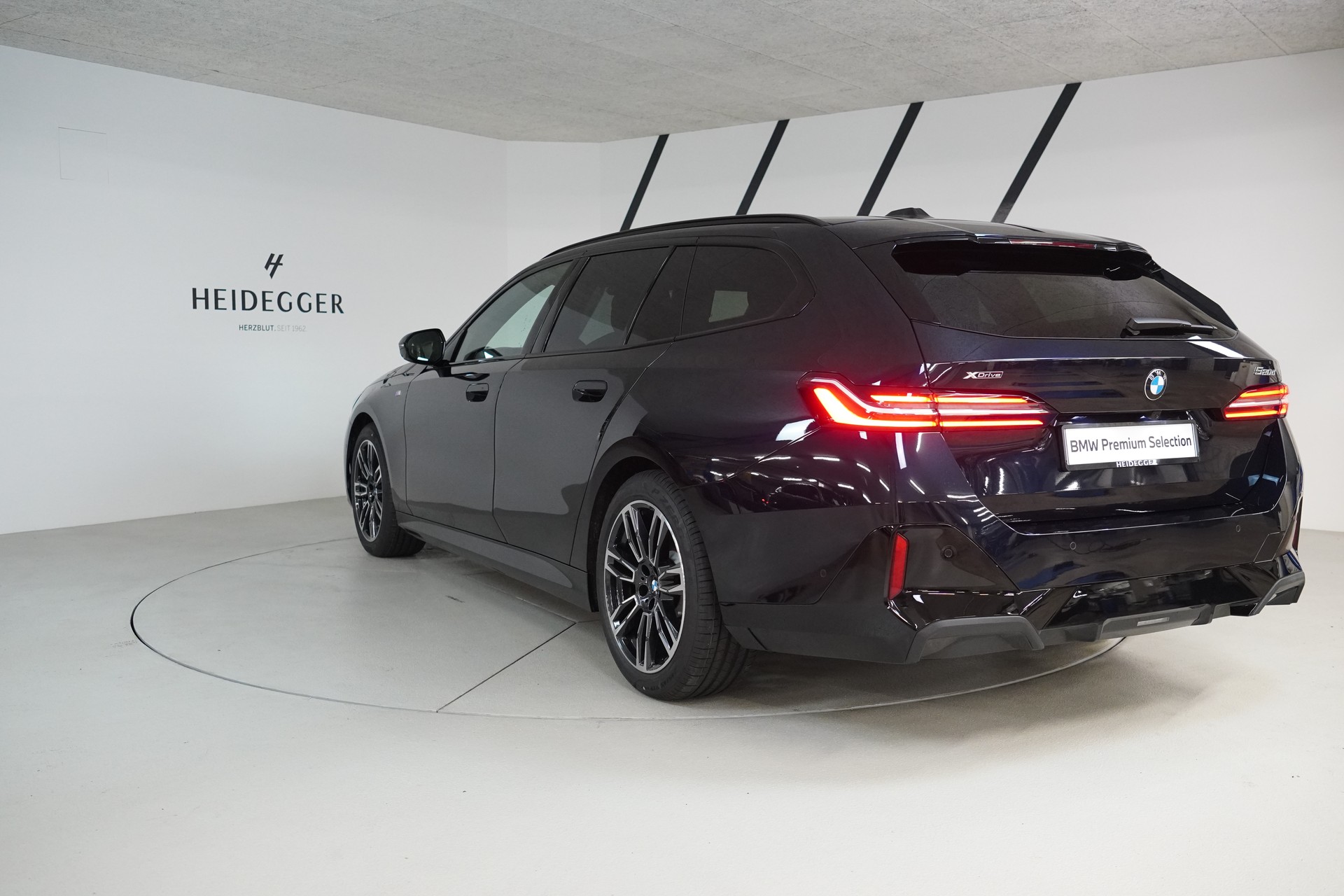 BMW 520d xDrive 48V Touring M Sport Steptronic-image-4