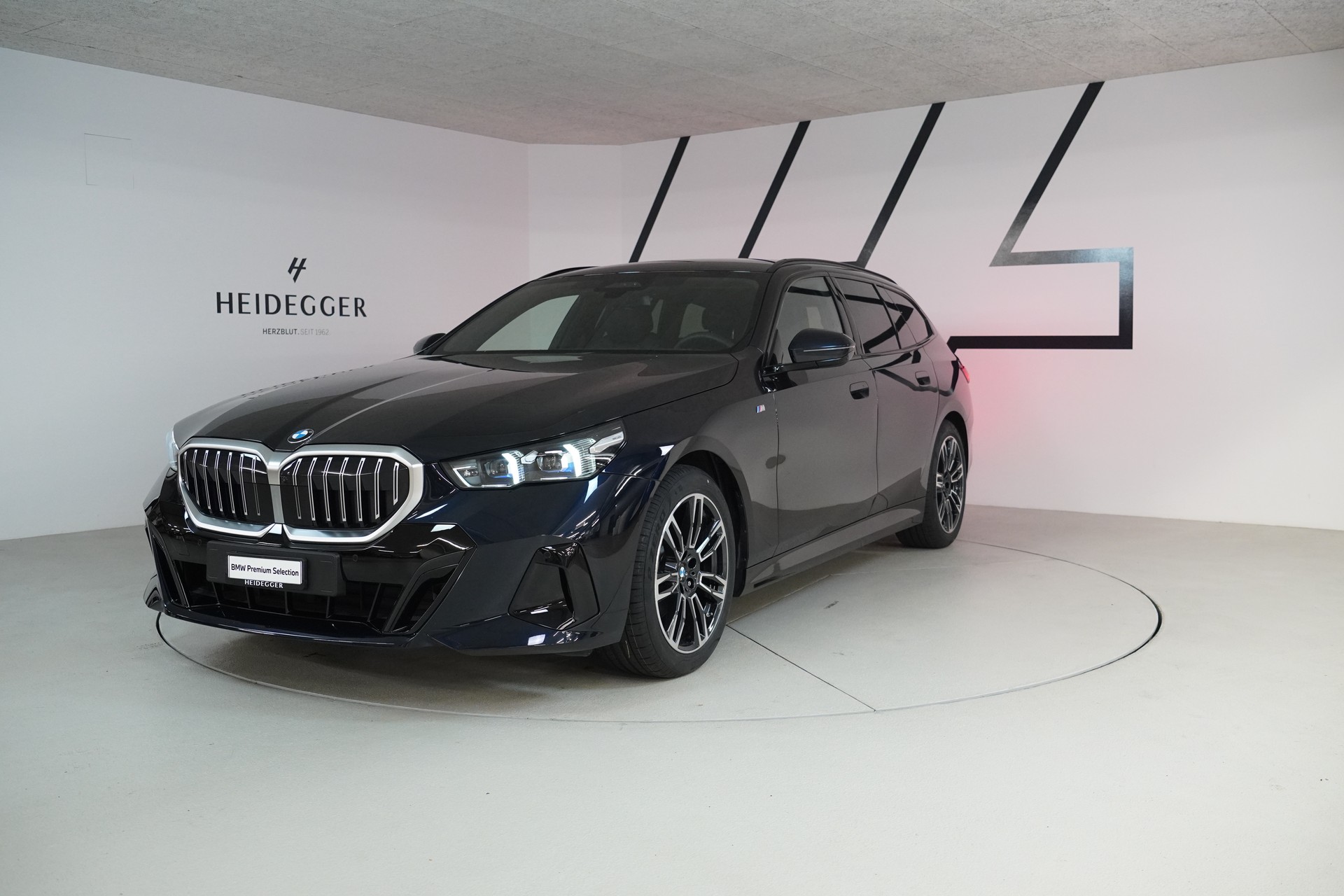 BMW 520d xDrive 48V Touring M Sport Steptronic-image-0