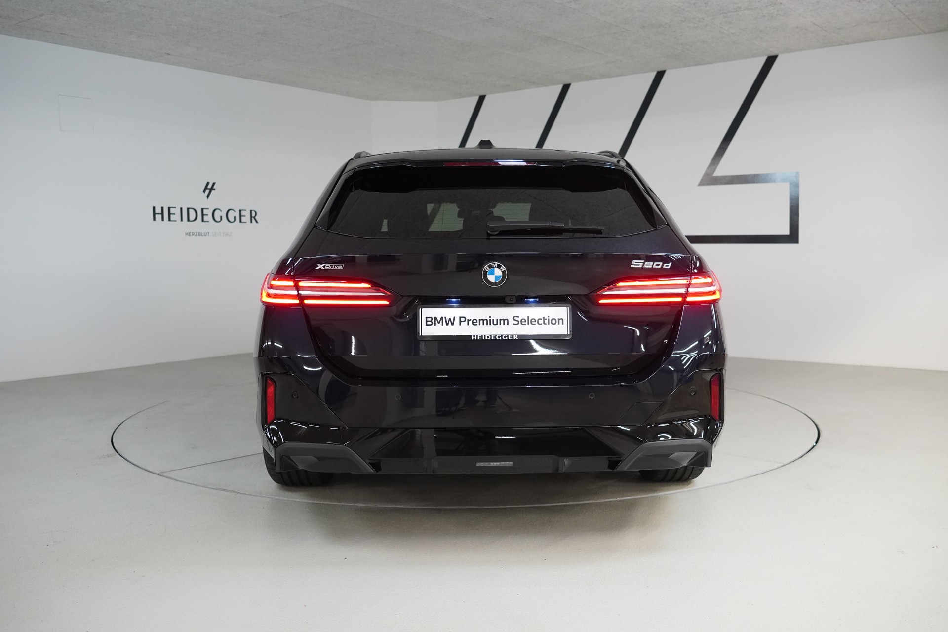 BMW 520d xDrive 48V Touring M Sport Steptronic-image-5