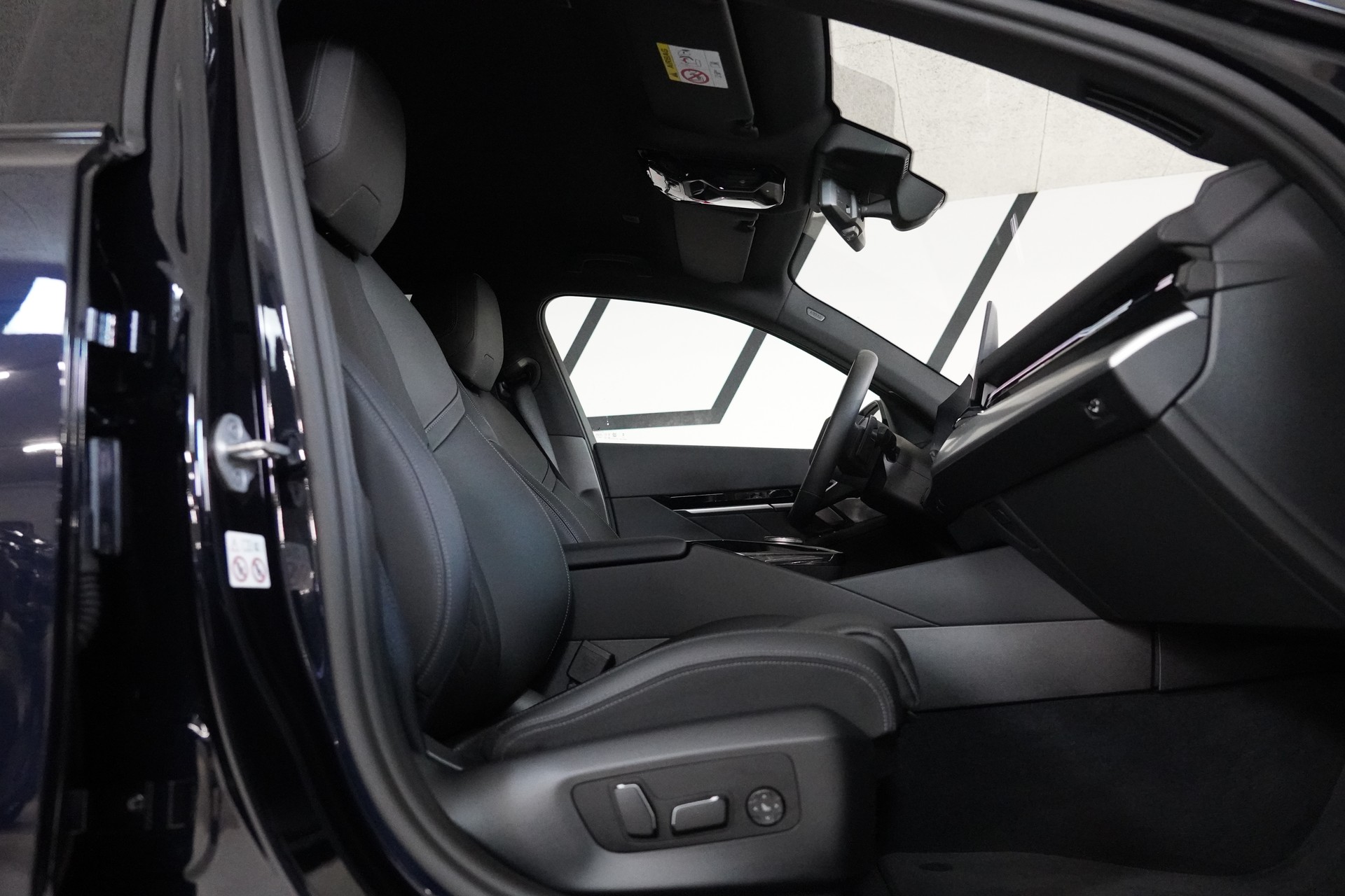 BMW 520d xDrive 48V Touring M Sport Steptronic-image-14