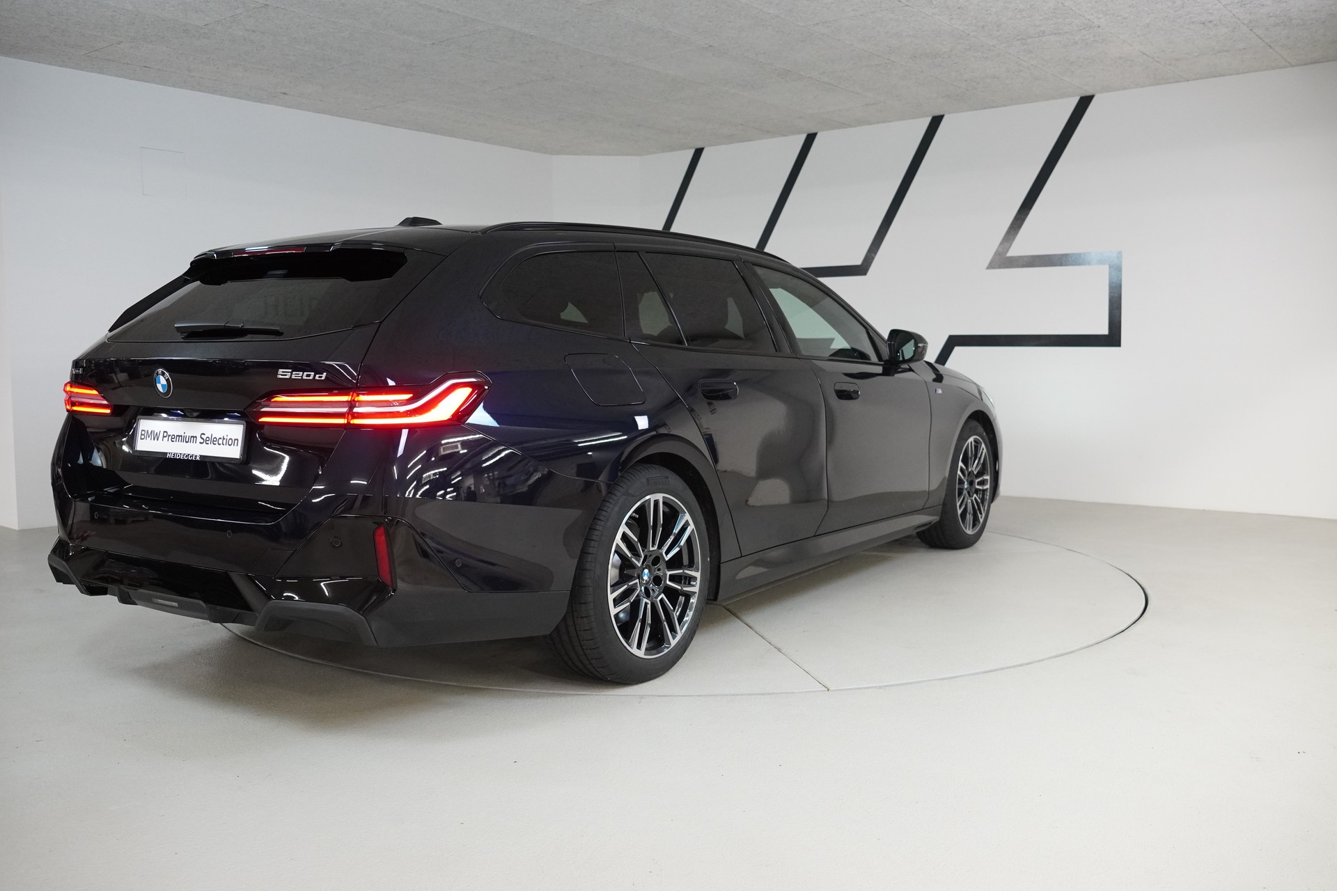 BMW 520d xDrive 48V Touring M Sport Steptronic-image-6