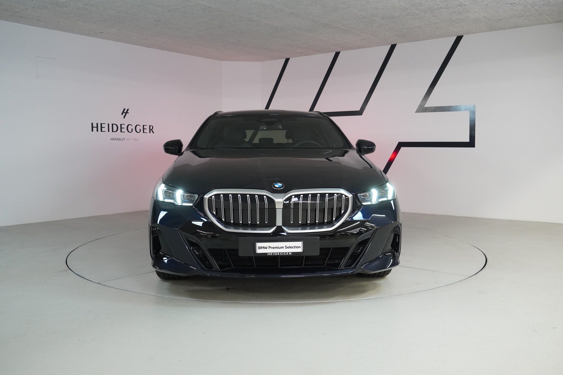 BMW 520d xDrive 48V Touring M Sport Steptronic-image-1
