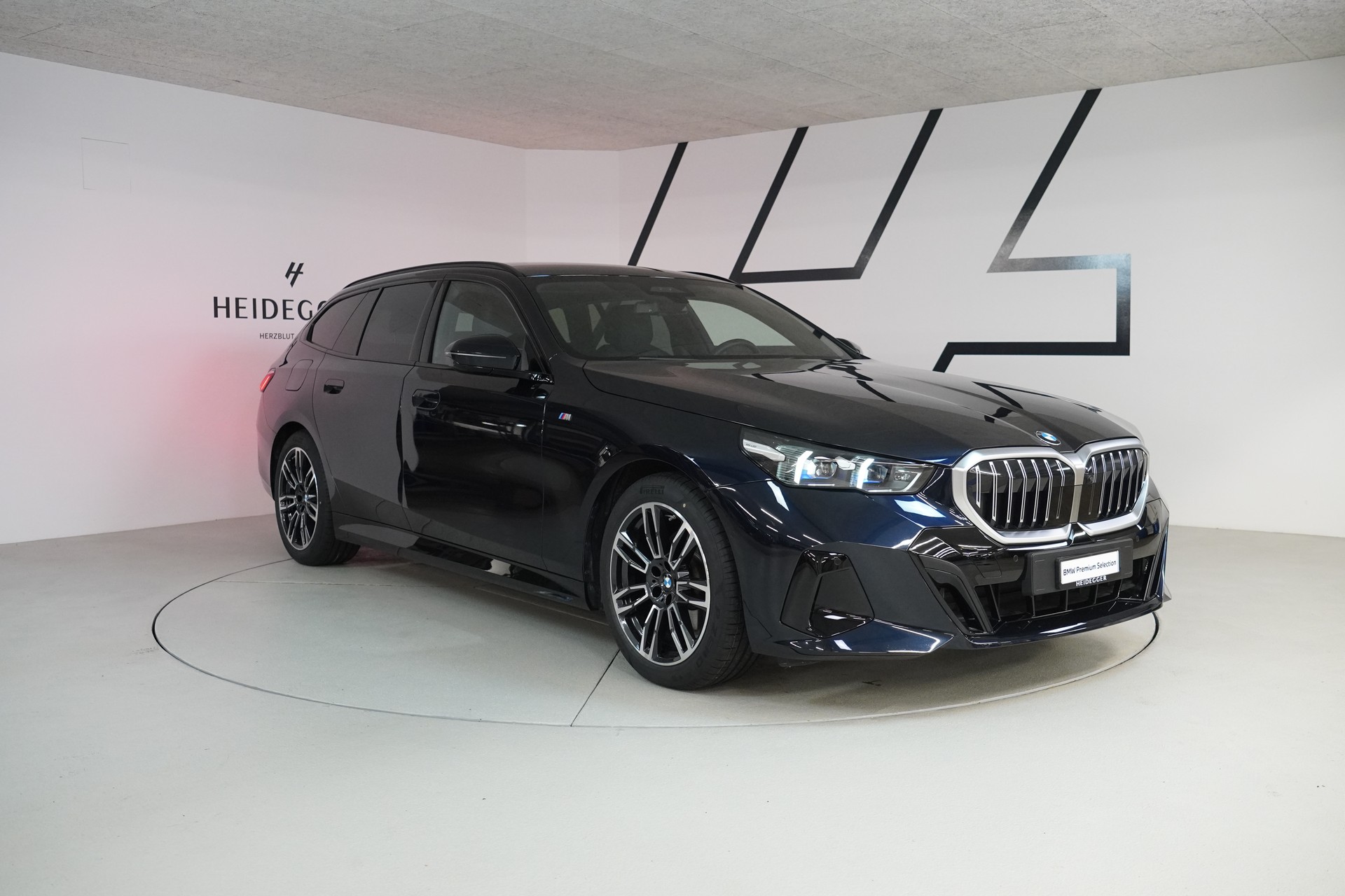 BMW 520d xDrive 48V Touring M Sport Steptronic-image-2