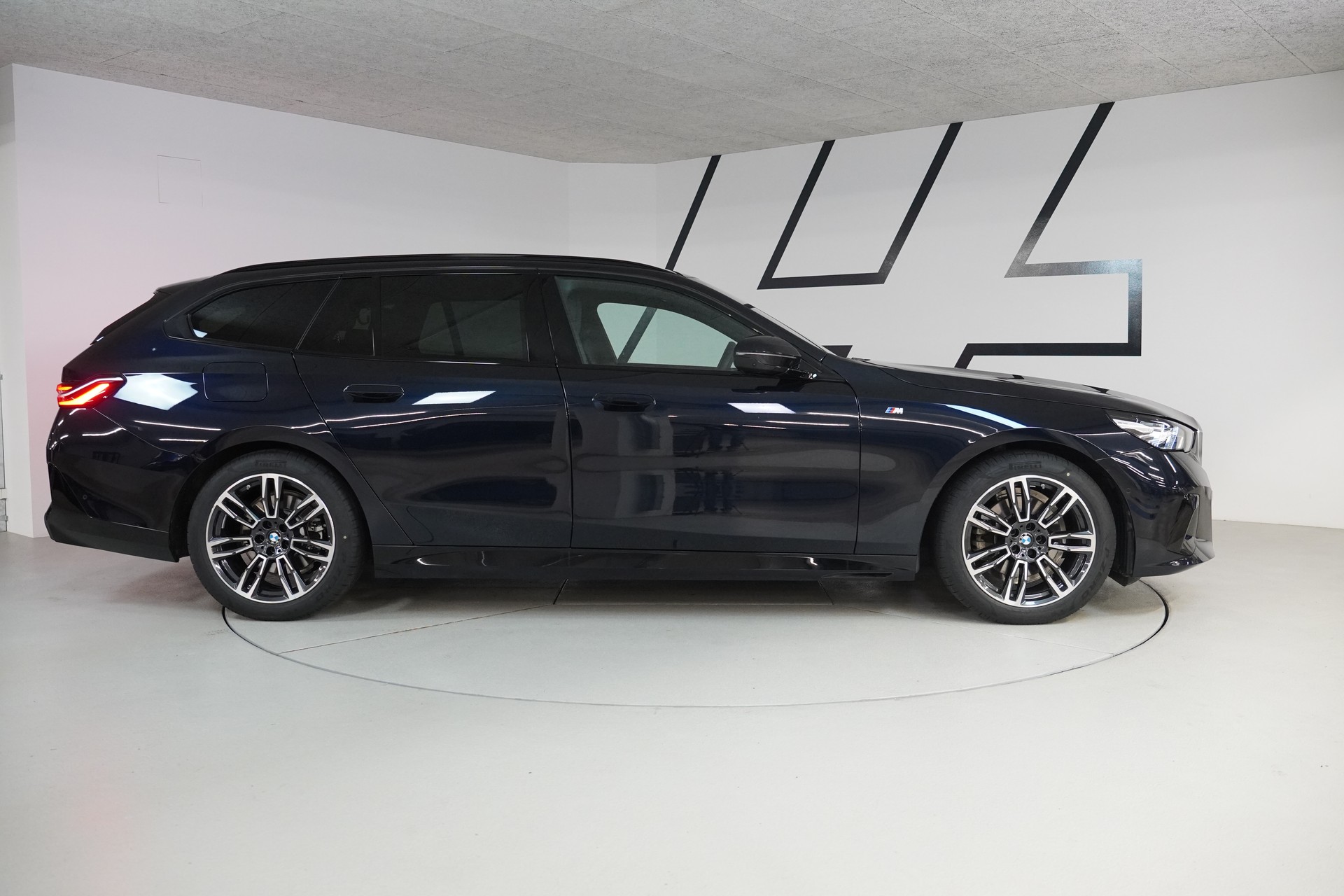 BMW 520d xDrive 48V Touring M Sport Steptronic-image-7