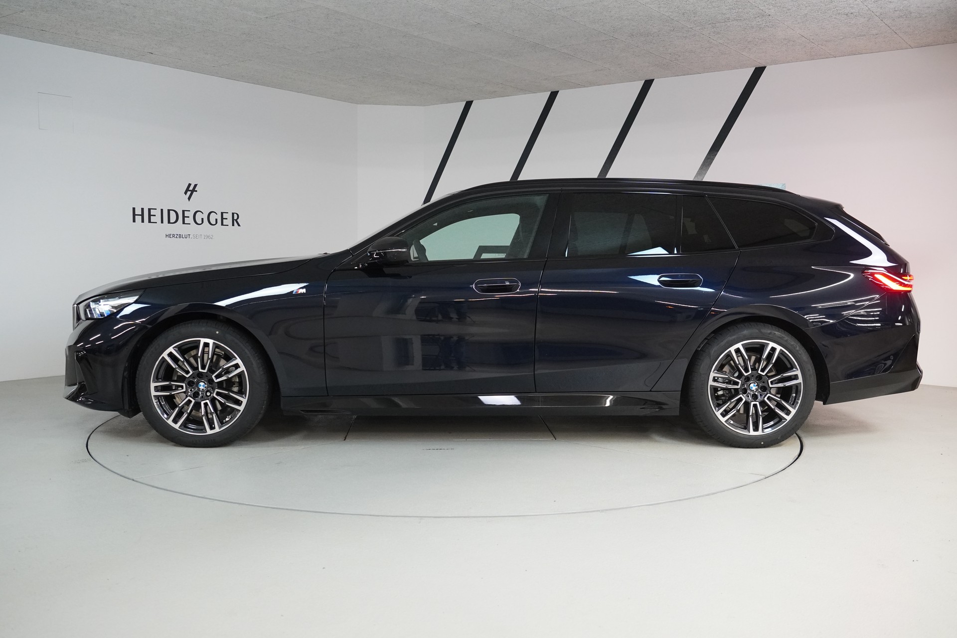 BMW 520d xDrive 48V Touring M Sport Steptronic-image-3