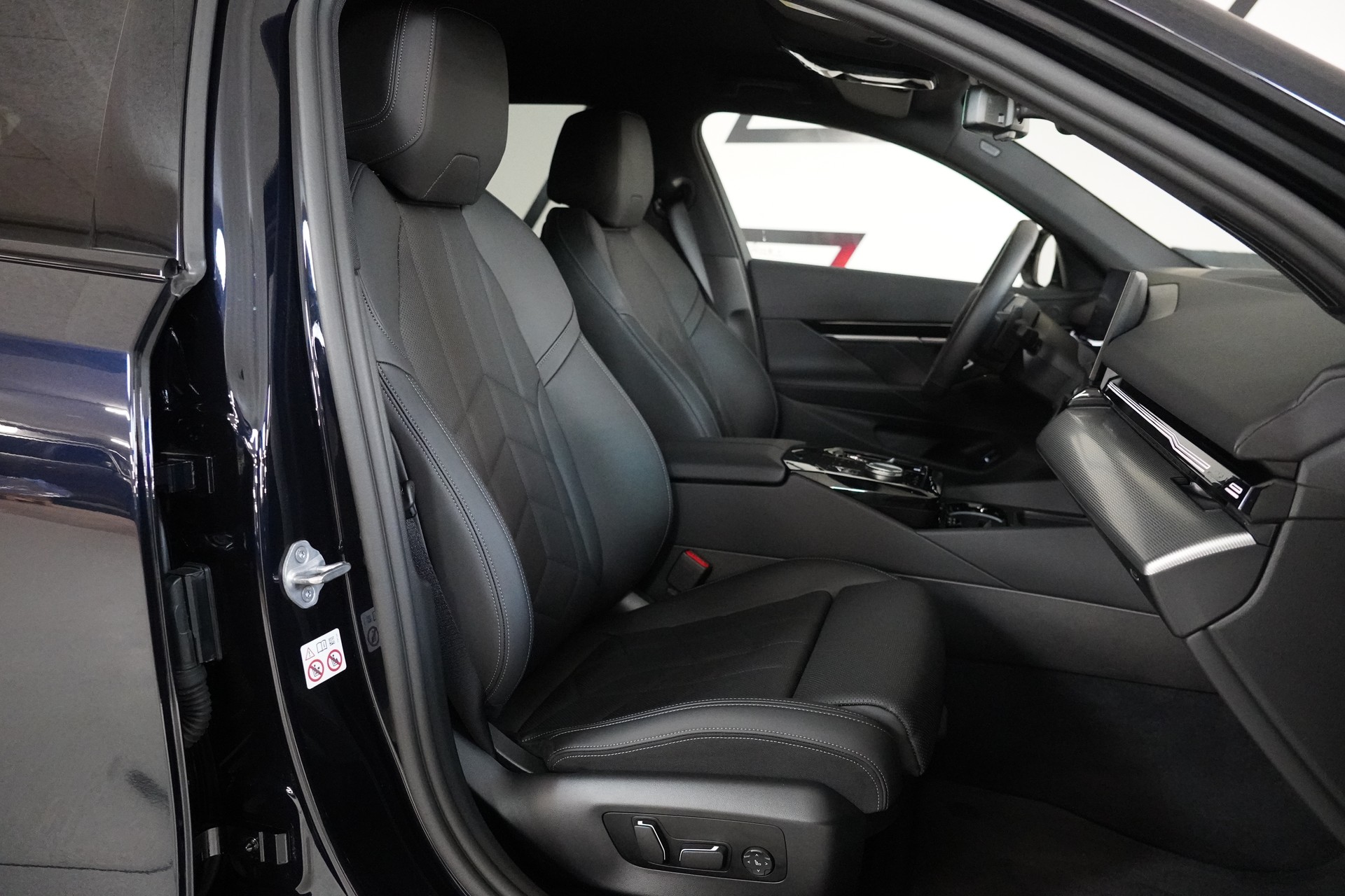 BMW 520d xDrive 48V Touring M Sport Steptronic-image-15