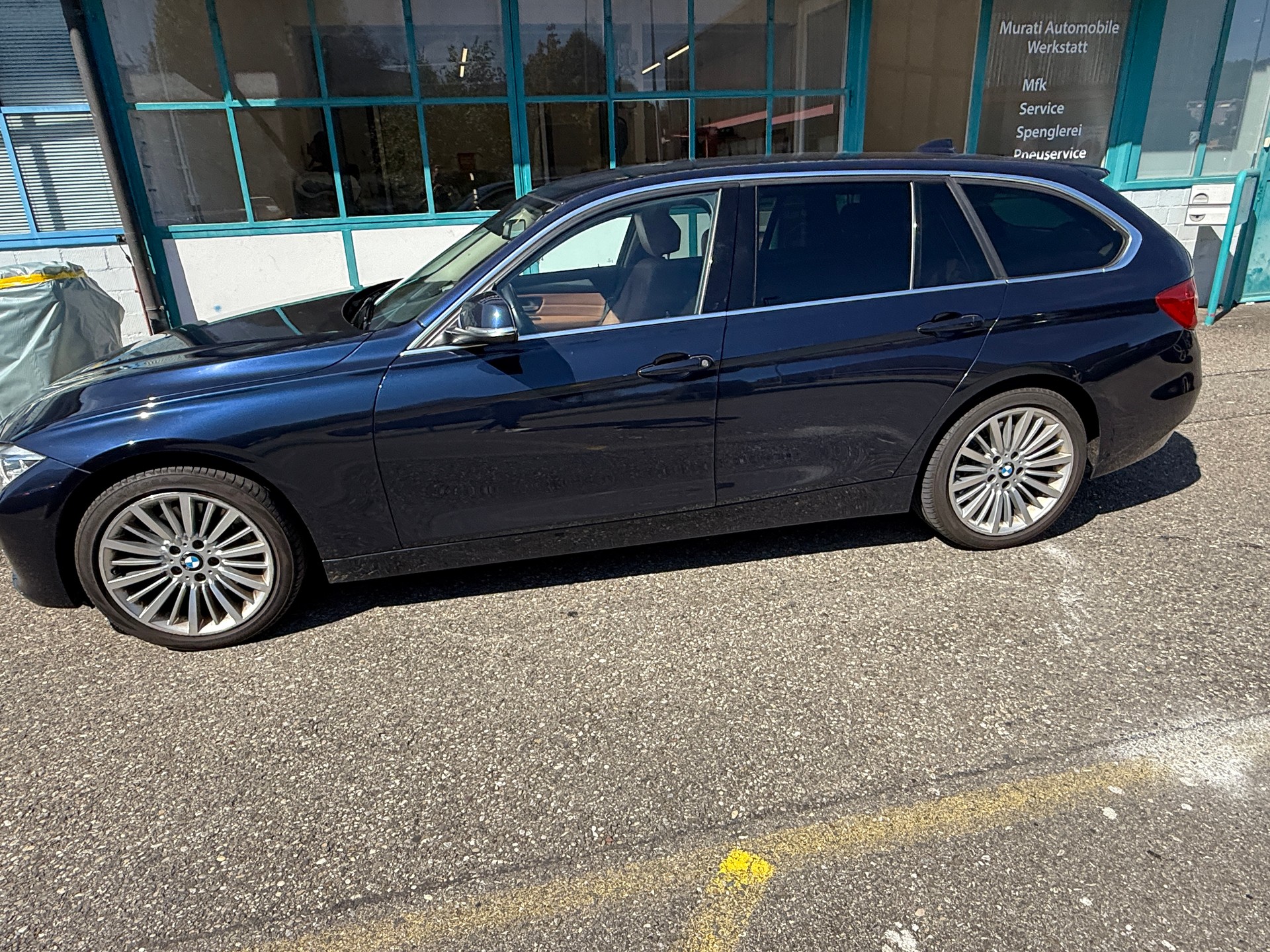 BMW 330d xDrive Touring Modern Line Steptronic-image-2