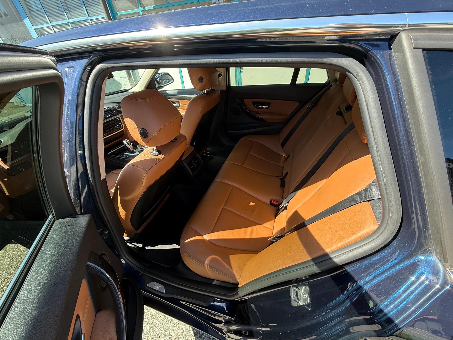 BMW 330d xDrive Touring Modern Line Steptronic-image-8
