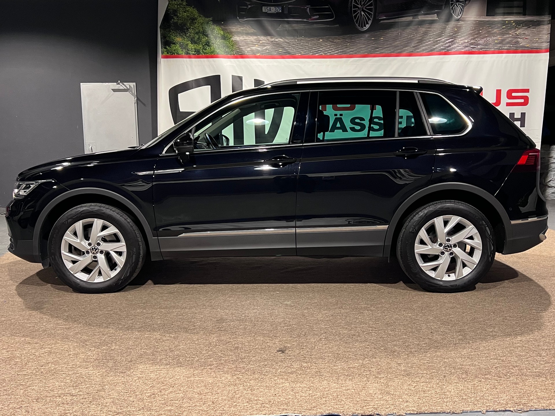 VW Tiguan 2.0 TDI SCR Elegance 4Motion DSG-image-6