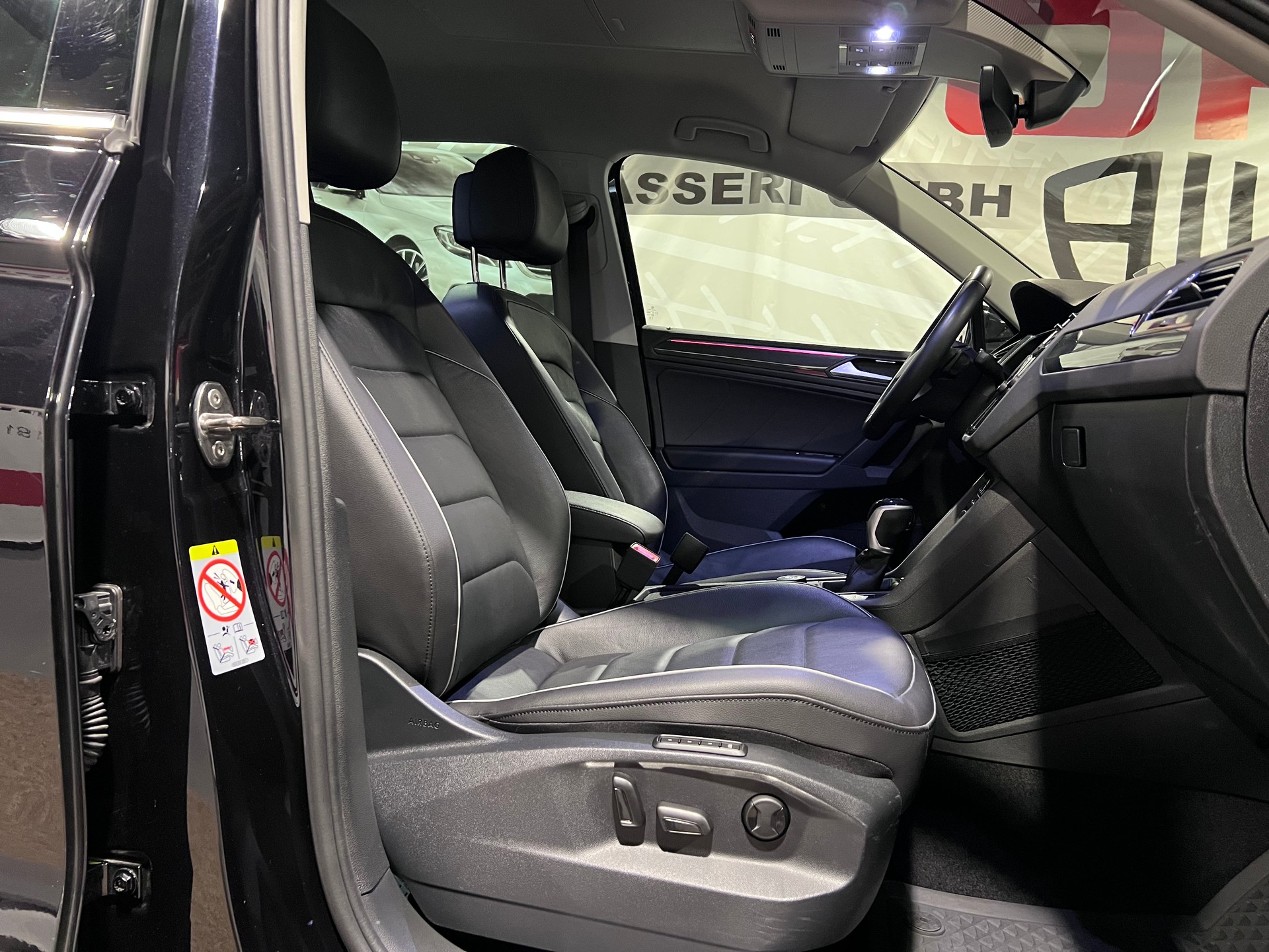 VW Tiguan 2.0 TDI SCR Elegance 4Motion DSG-image-12