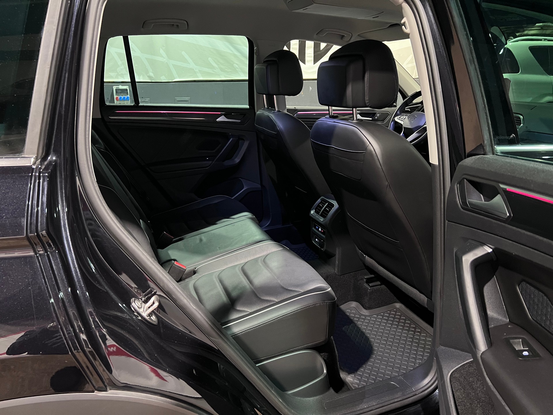 VW Tiguan 2.0 TDI SCR Elegance 4Motion DSG-image-15