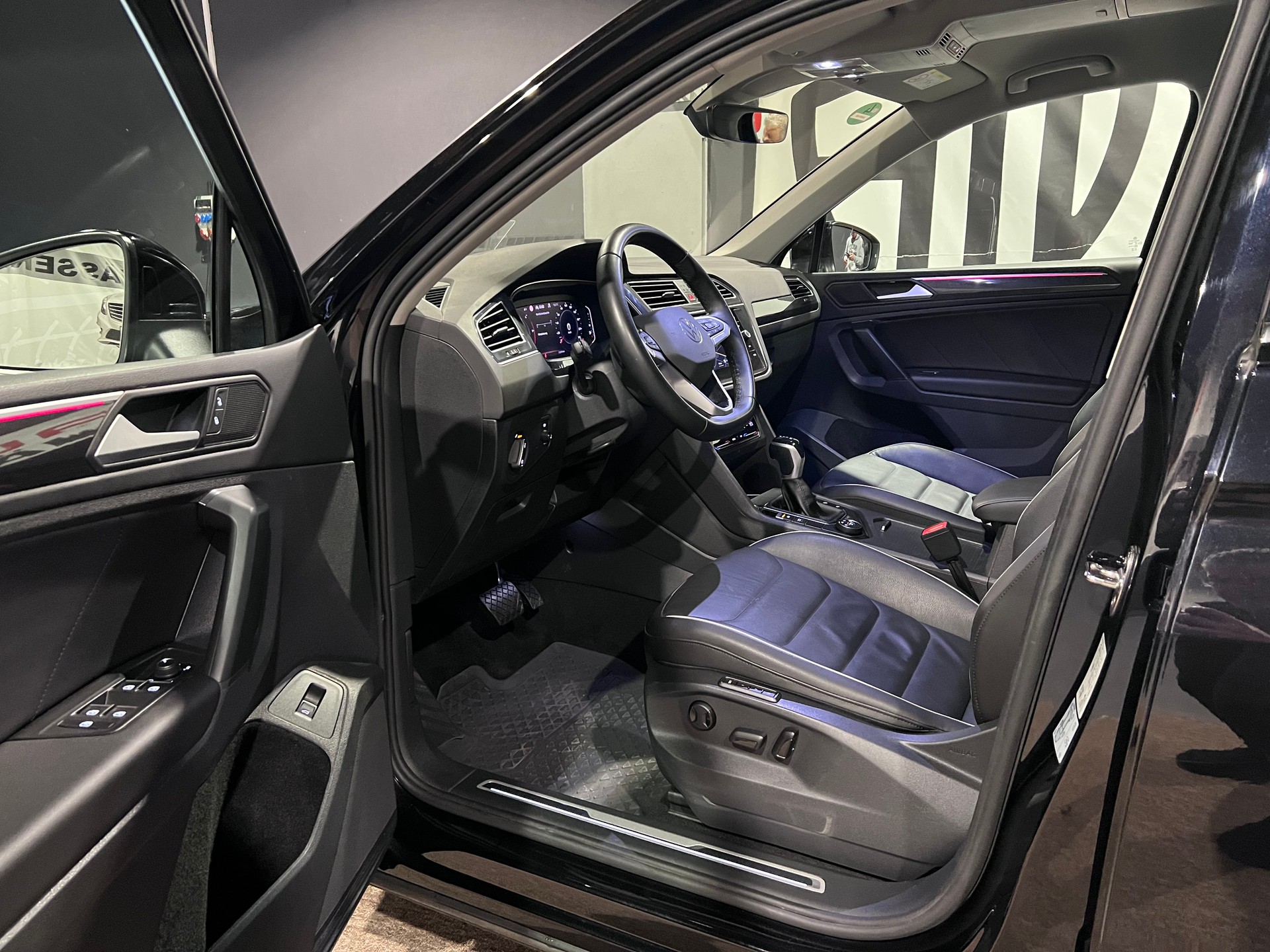 VW Tiguan 2.0 TDI SCR Elegance 4Motion DSG-image-10