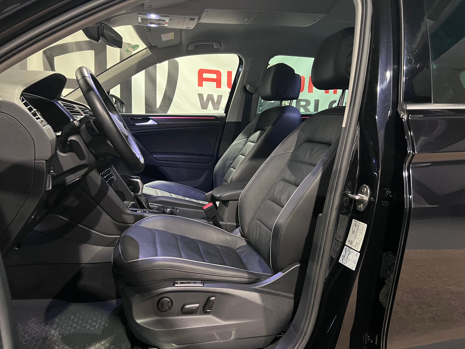VW Tiguan 2.0 TDI SCR Elegance 4Motion DSG-image-11