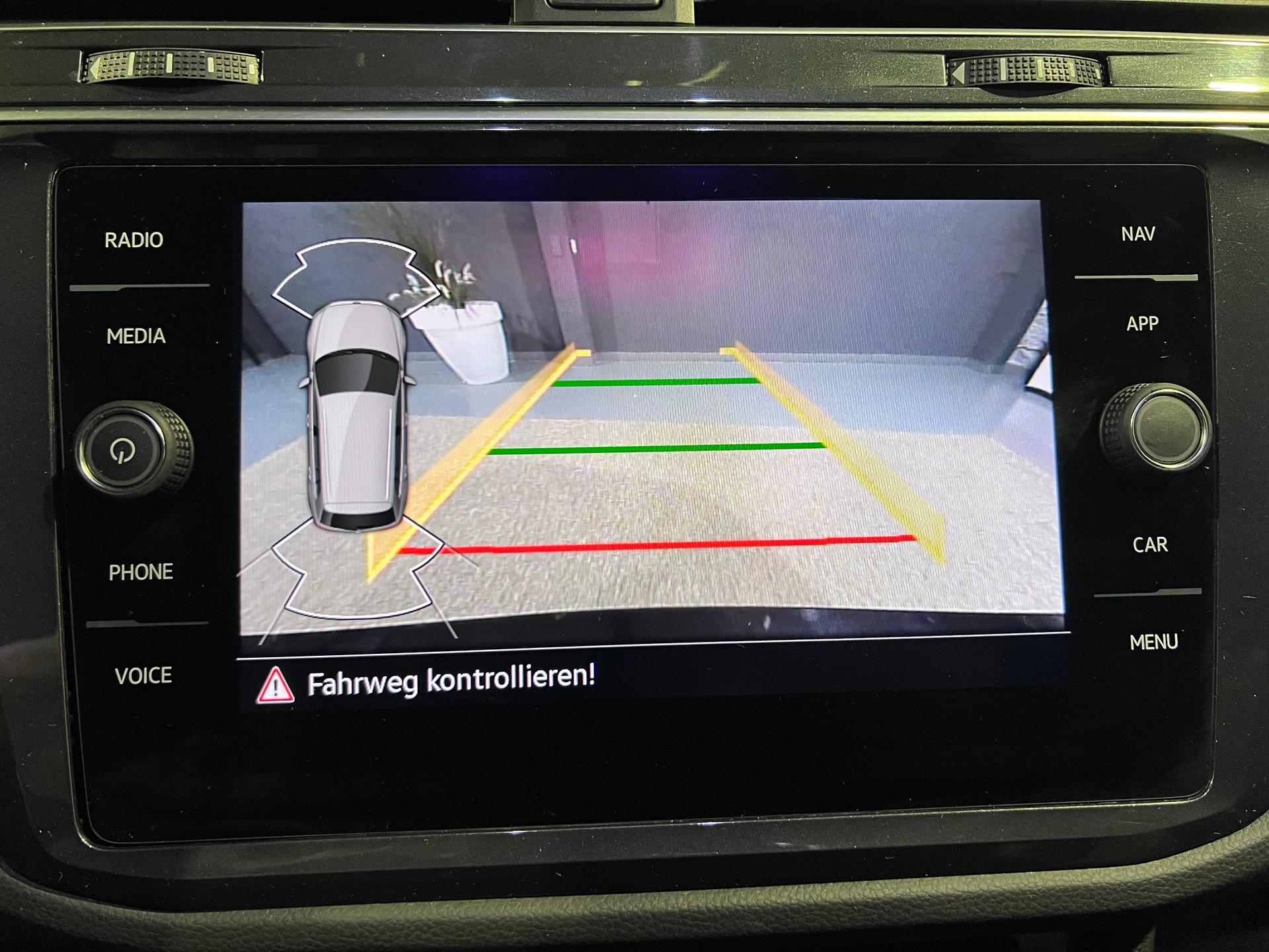 VW Tiguan 2.0 TDI SCR Elegance 4Motion DSG-image-17