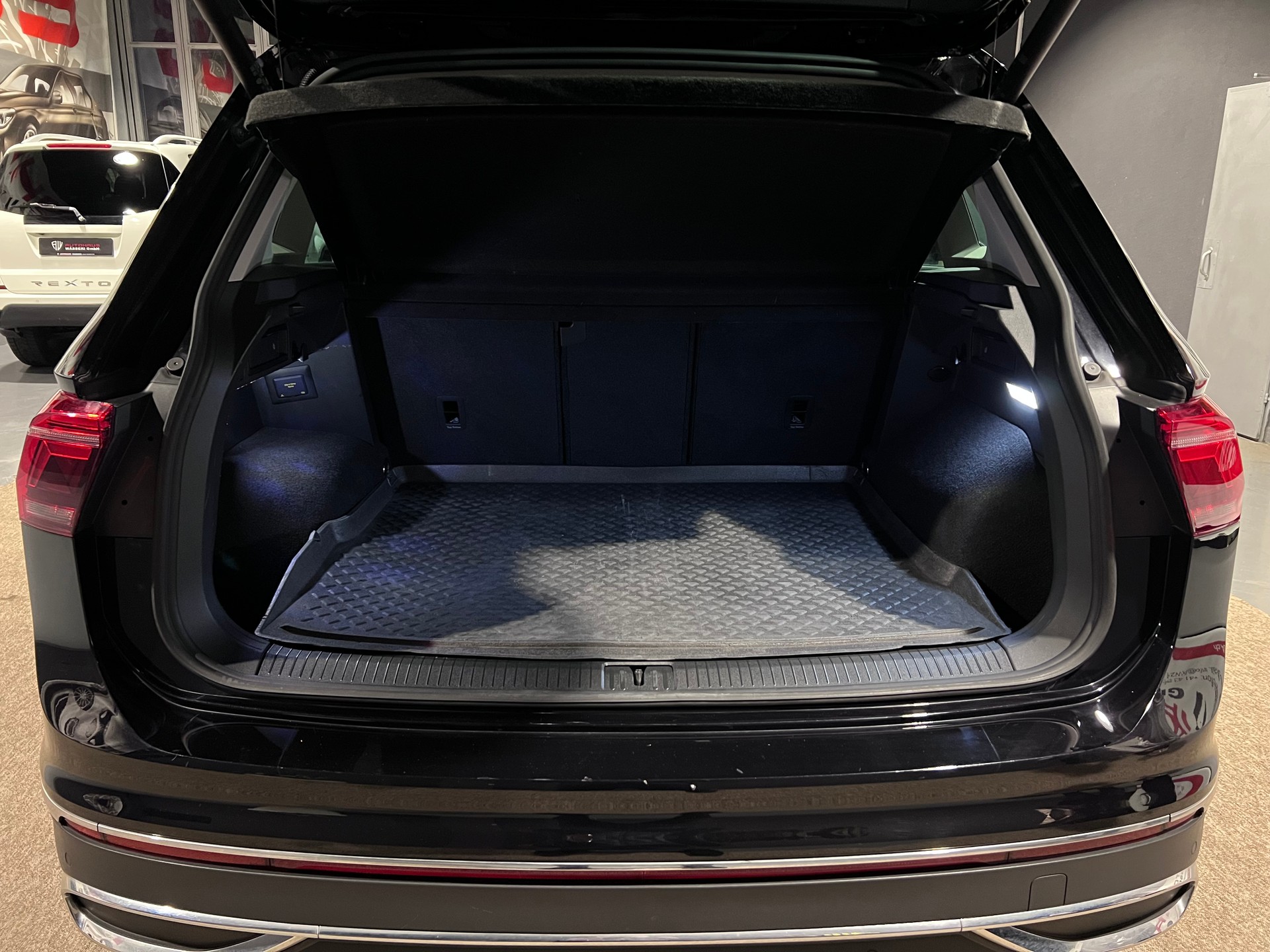 VW Tiguan 2.0 TDI SCR Elegance 4Motion DSG-image-4