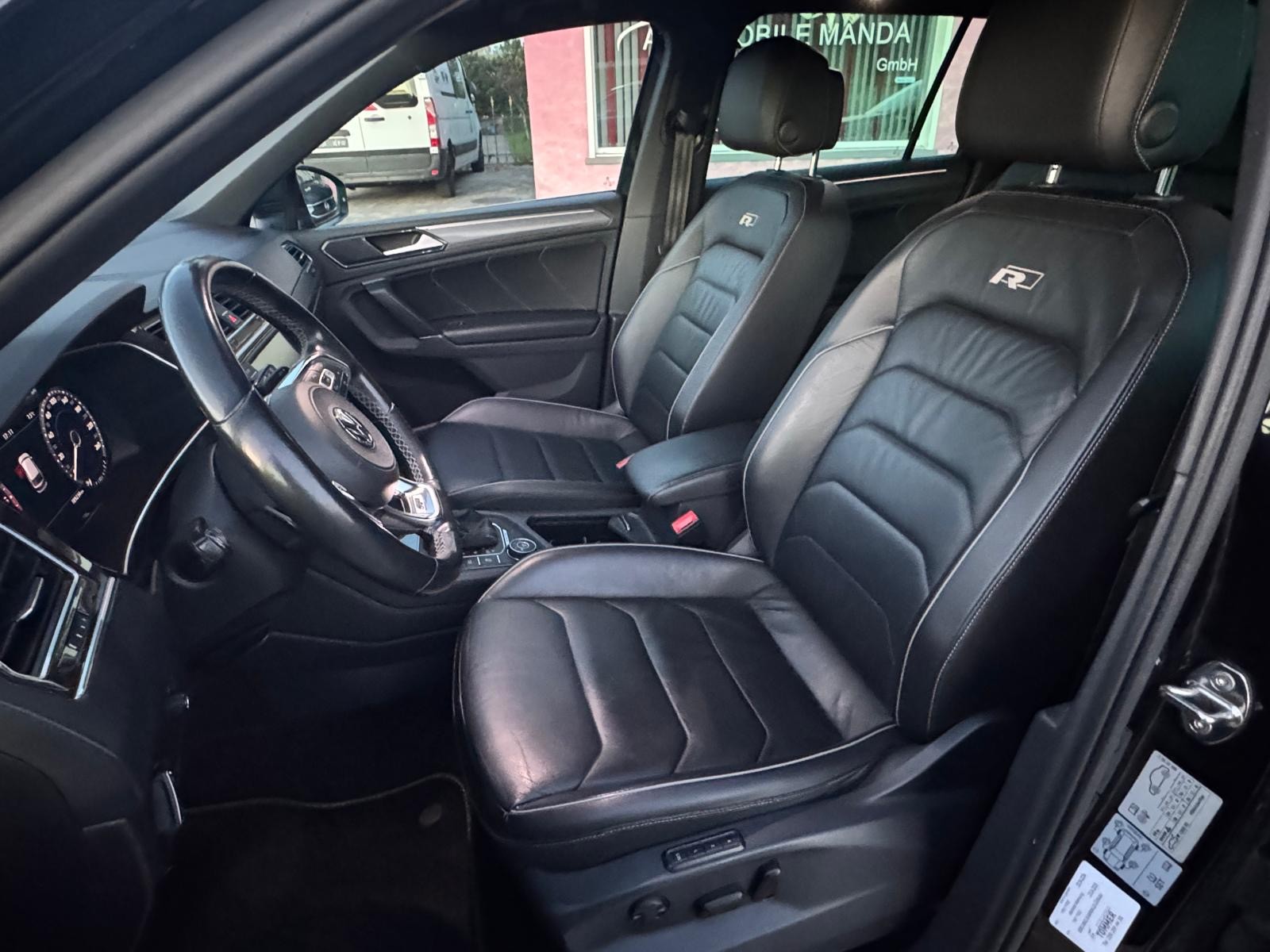 VW Tiguan 2.0 TDI SCR R-Line Highline 4Motion DSG-image-5
