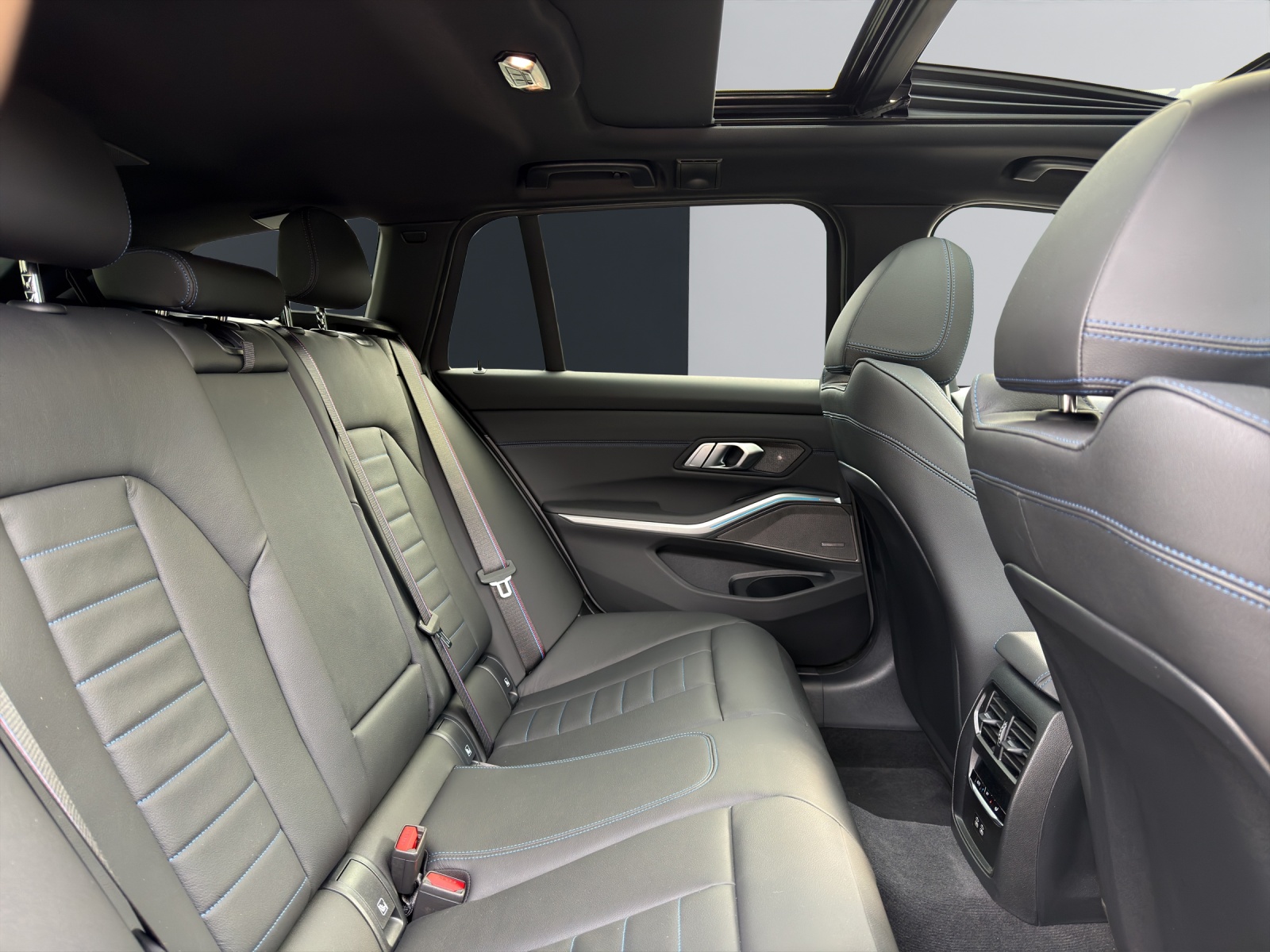 BMW M340i xDrive Touring-image-14