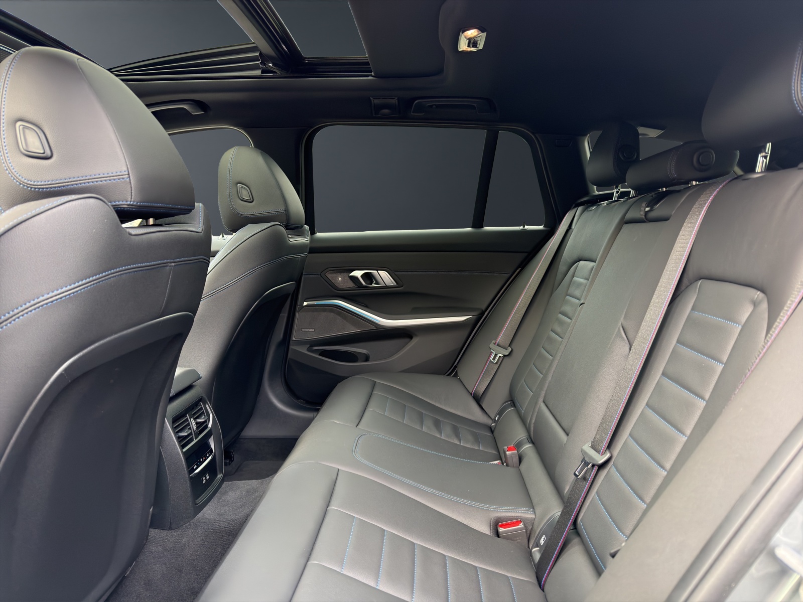 BMW M340i xDrive Touring-image-11