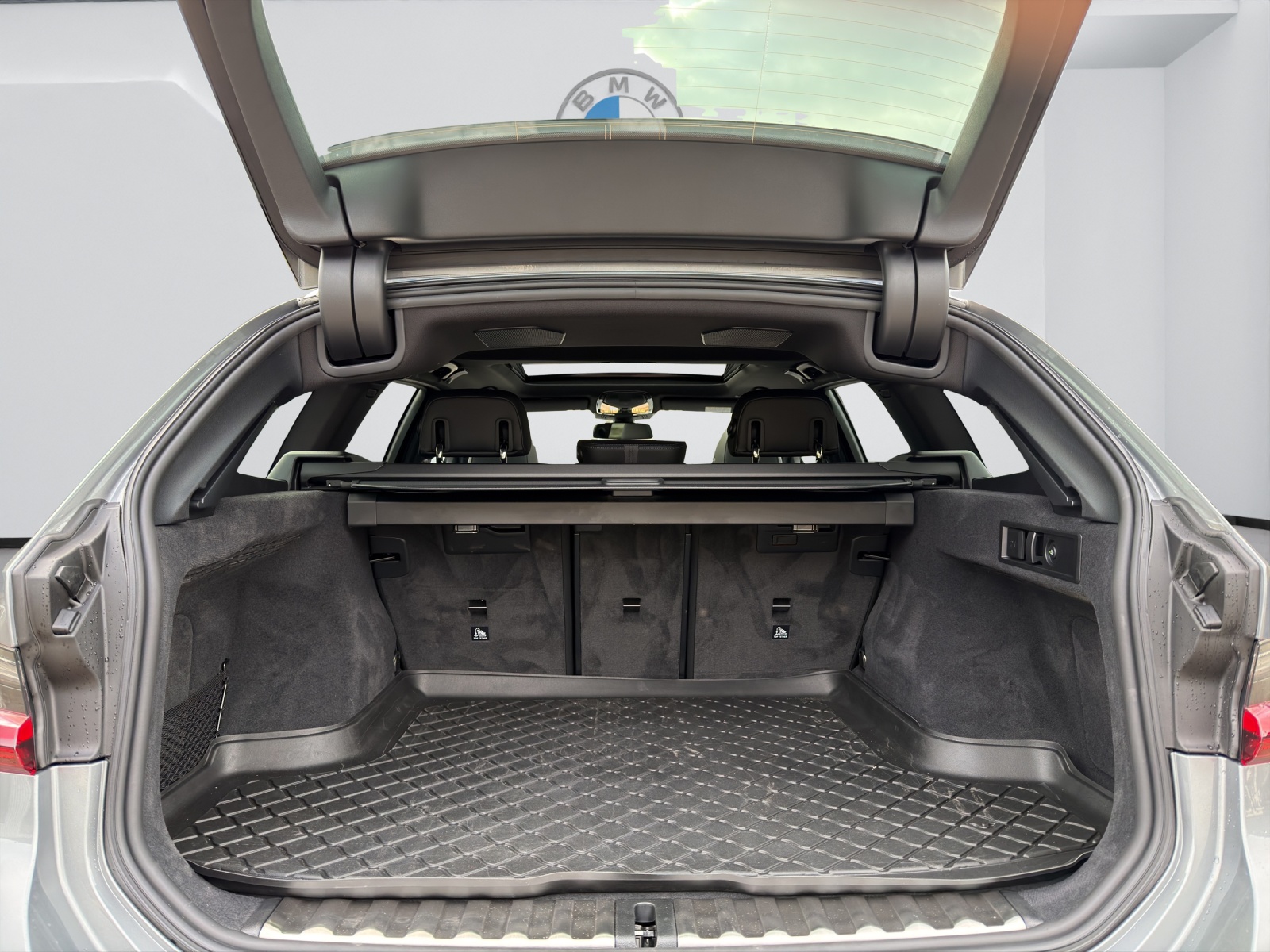 BMW M340i xDrive Touring-image-12