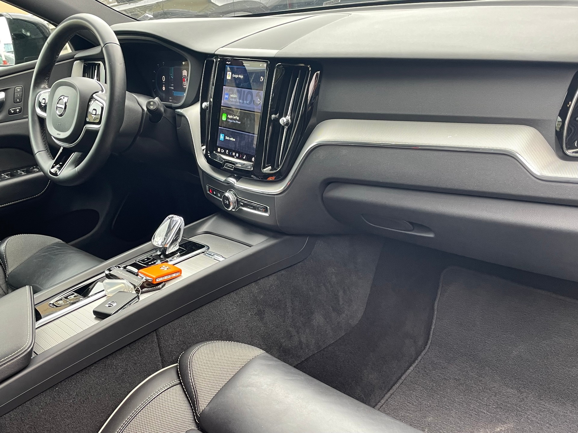 VOLVO XC60 B4 Diesel Mild Hybrid AWD Plus Dark Geartronic-image-10
