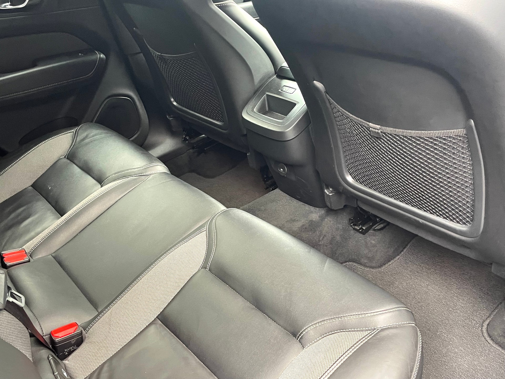 VOLVO XC60 B4 Diesel Mild Hybrid AWD Plus Dark Geartronic-image-9