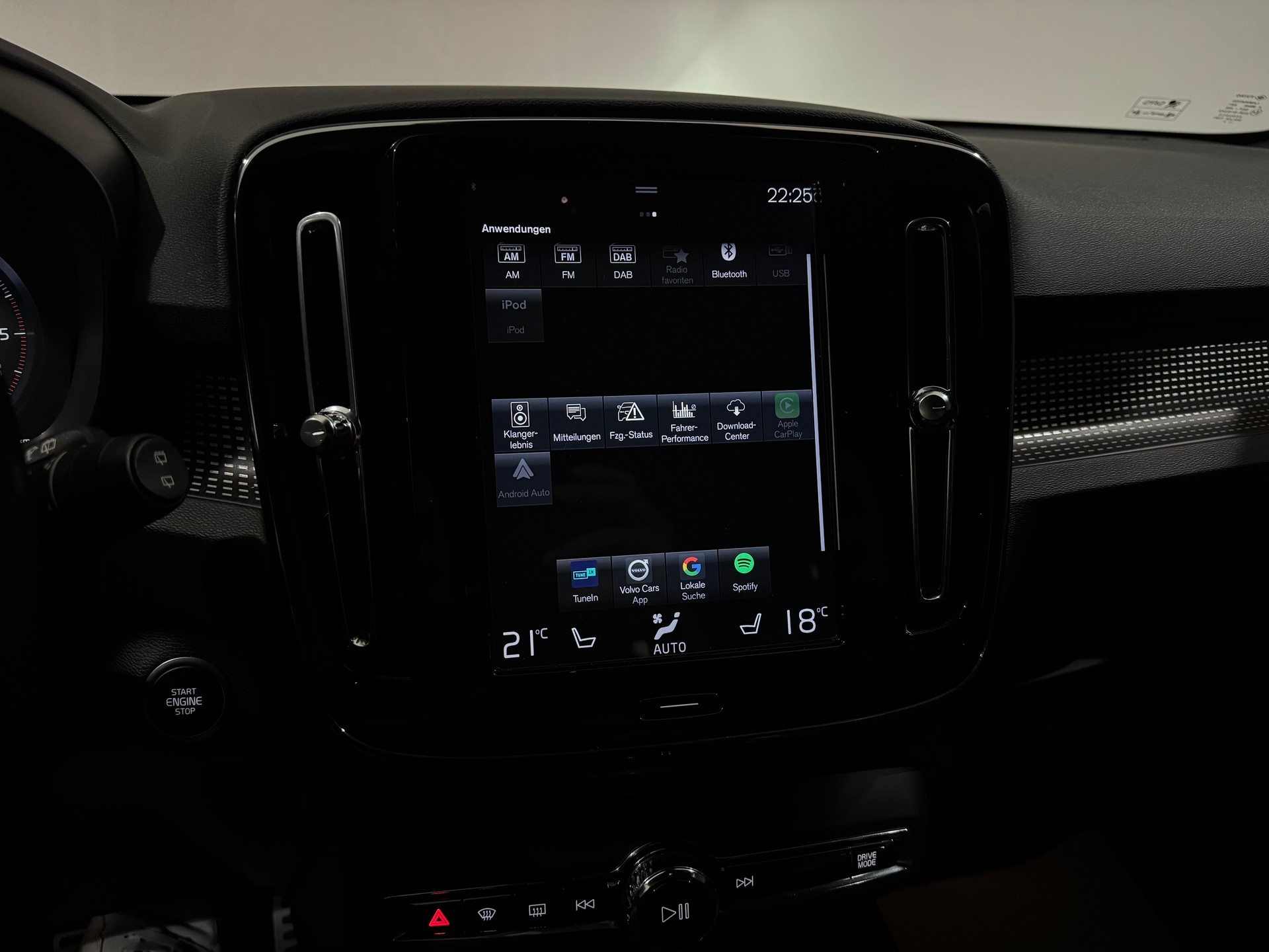 VOLVO XC40 D4 AWD R-Design Geartronic | AHK 2100Kg |-image-24