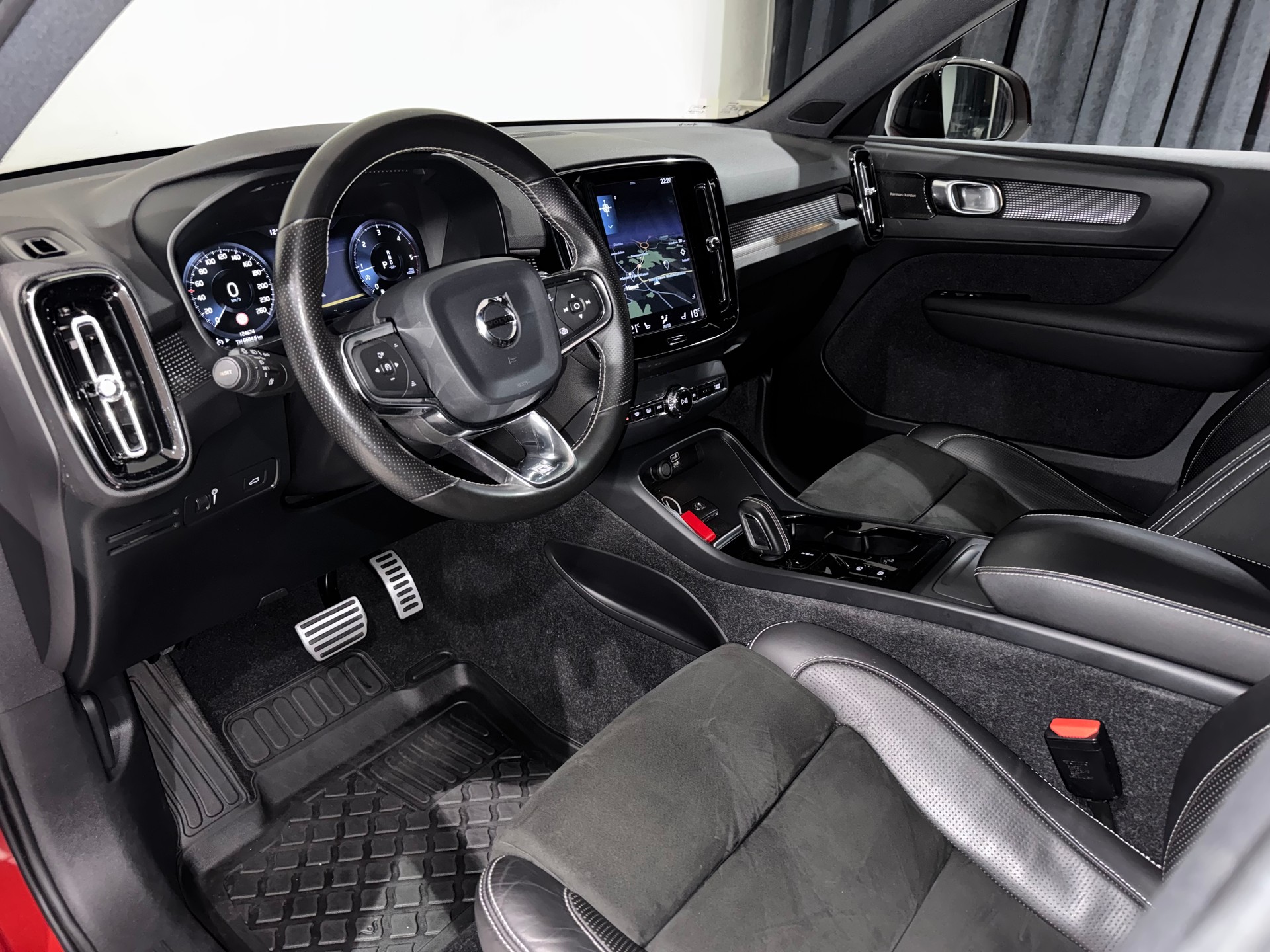 VOLVO XC40 D4 AWD R-Design Geartronic | AHK 2100Kg |-image-14