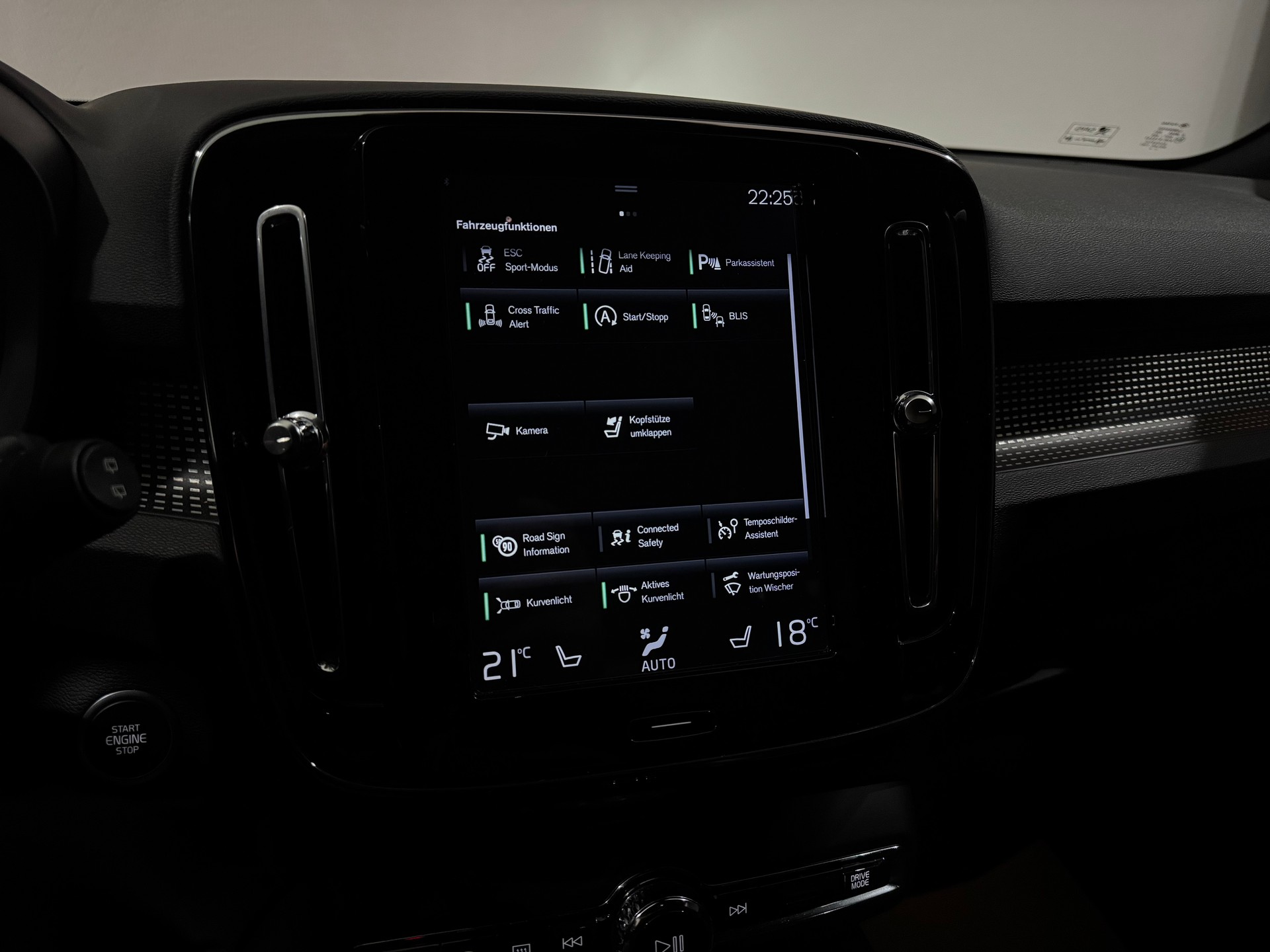 VOLVO XC40 D4 AWD R-Design Geartronic | AHK 2100Kg |-image-25
