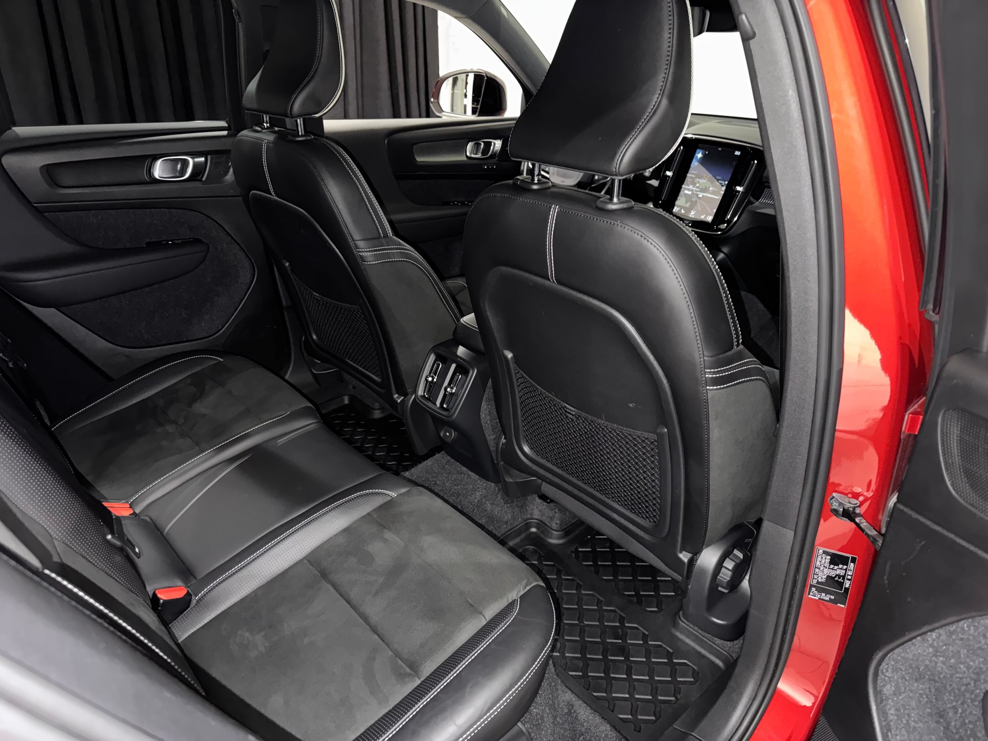 VOLVO XC40 D4 AWD R-Design Geartronic | AHK 2100Kg |-image-18