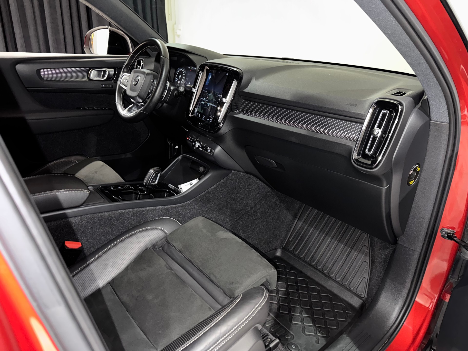 VOLVO XC40 D4 AWD R-Design Geartronic | AHK 2100Kg |-image-15