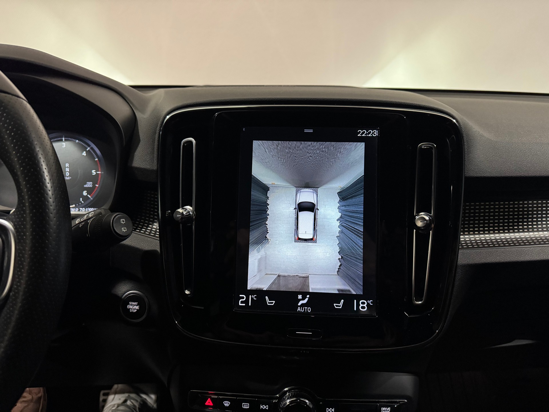 VOLVO XC40 D4 AWD R-Design Geartronic | AHK 2100Kg |-image-19