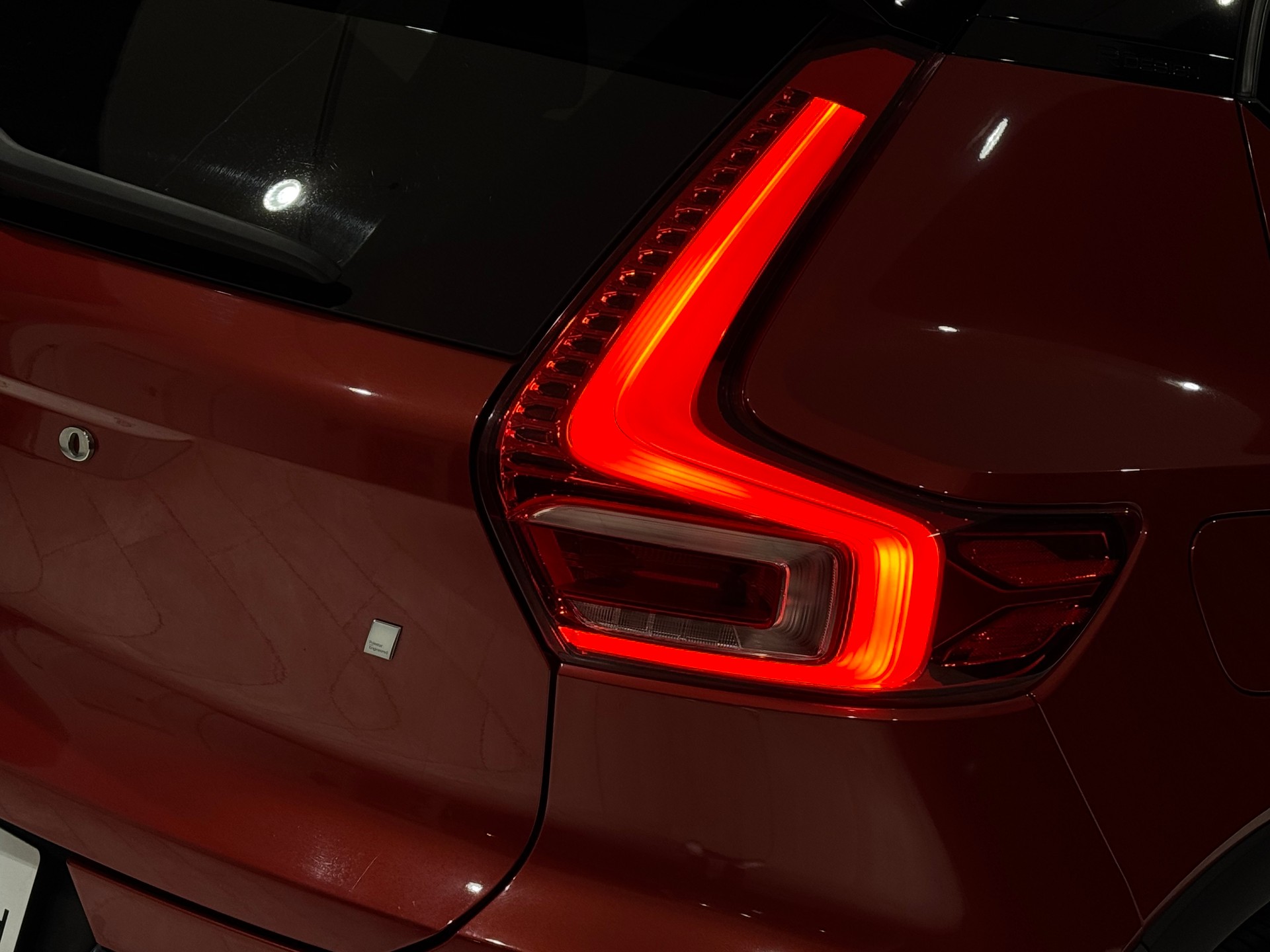 VOLVO XC40 D4 AWD R-Design Geartronic | AHK 2100Kg |-image-11