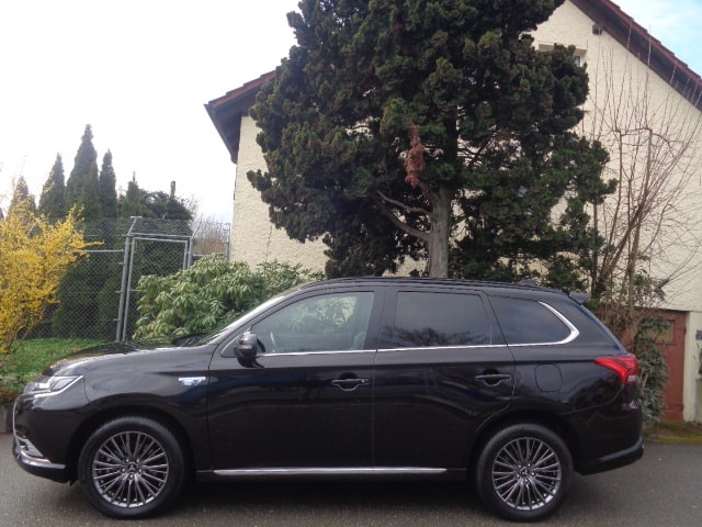 MITSUBISHI Outlander 2.4 PHEV Diamond 4WD Automatic-image-1