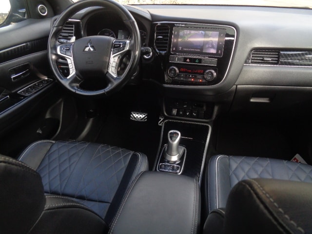 MITSUBISHI Outlander 2.4 PHEV Diamond 4WD Automatic-image-3