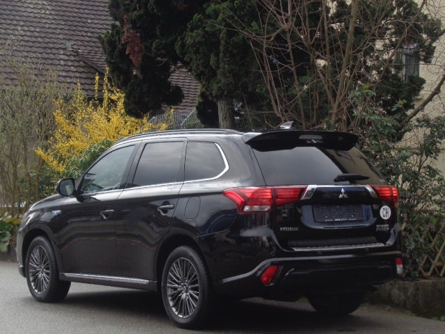 MITSUBISHI Outlander 2.4 PHEV Diamond 4WD Automatic-image-2